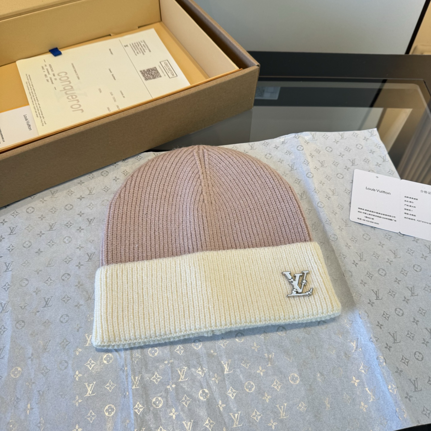 LV高仿針織翻折毛帽粉白配色女款人氣必備