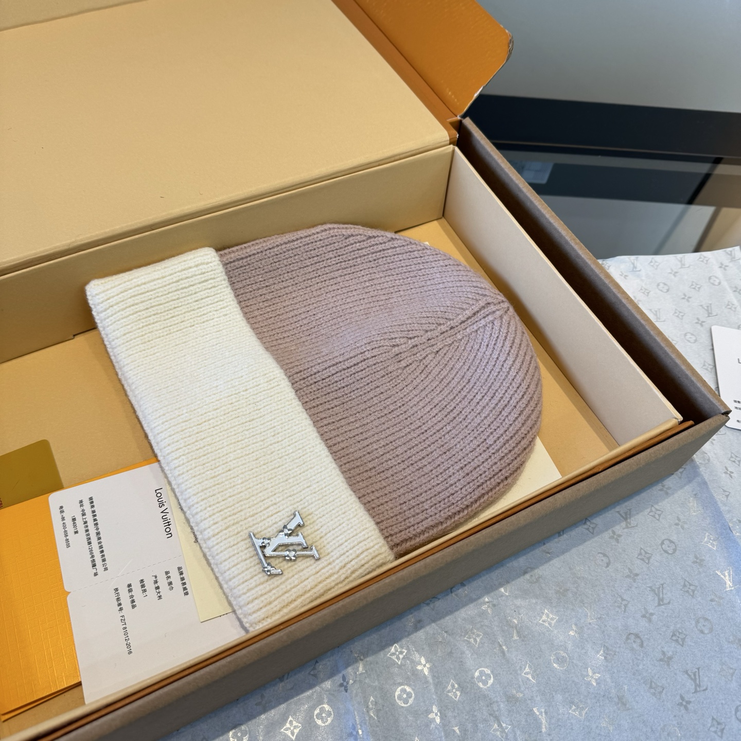 LV高仿針織翻折毛帽粉白配色女款人氣必備|超A仿原單精品圖片 11 LV高仿針織翻折毛帽粉白配色女款人氣必備|歐美奢侈品精品推薦