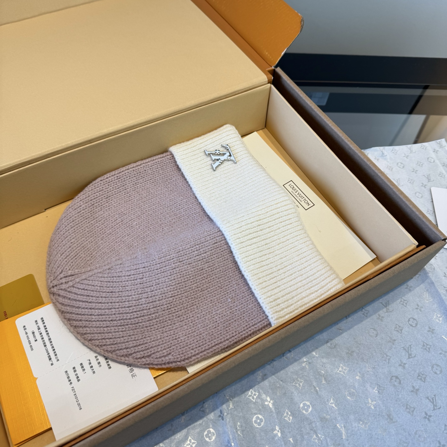 LV高仿針織翻折毛帽粉白配色女款人氣必備|超A仿原單精品圖片 10 LV高仿針織翻折毛帽粉白配色女款人氣必備|歐美奢侈品精品推薦