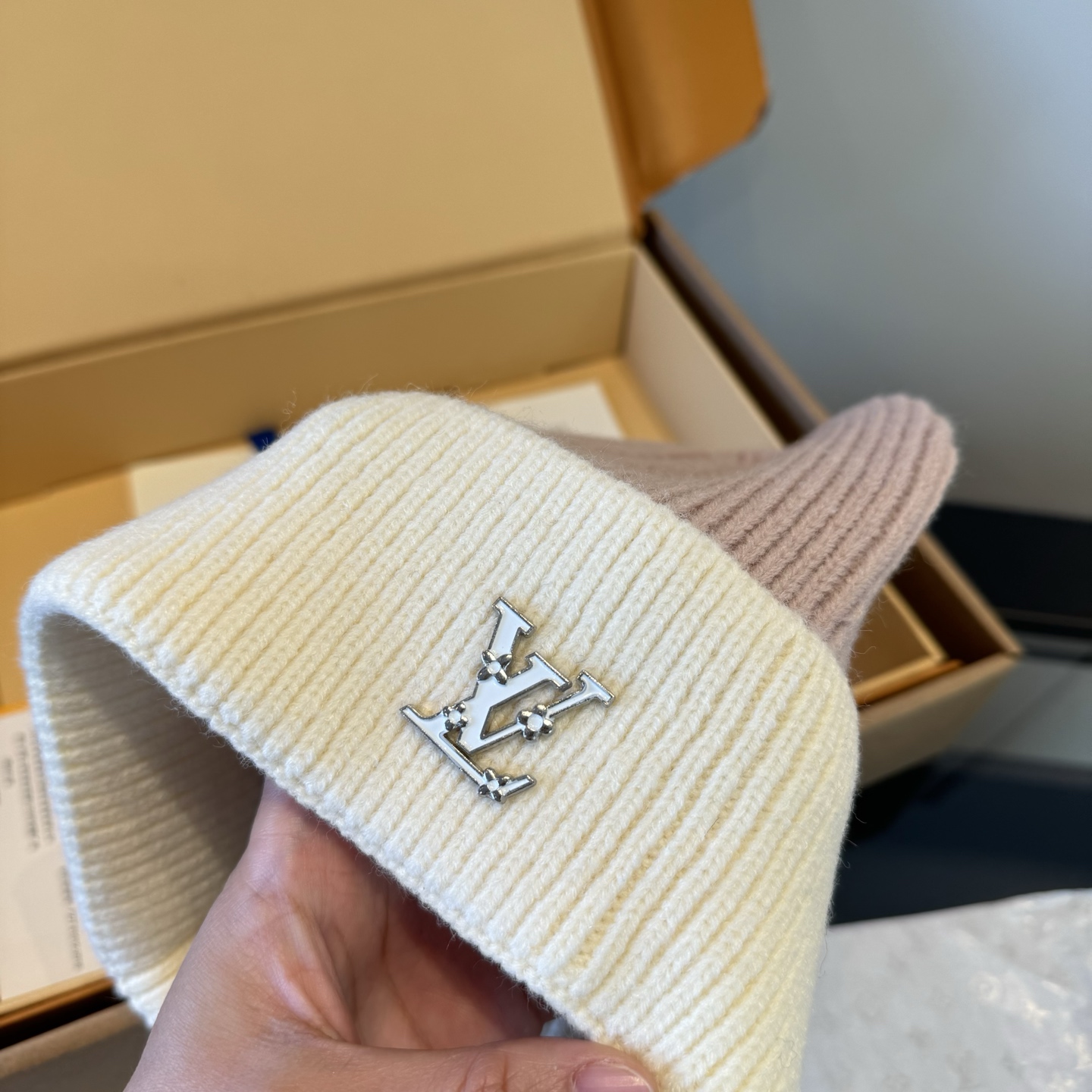LV高仿針織翻折毛帽粉白配色女款人氣必備|超A仿原單精品圖片 8 LV高仿針織翻折毛帽粉白配色女款人氣必備|歐美奢侈品精品推薦