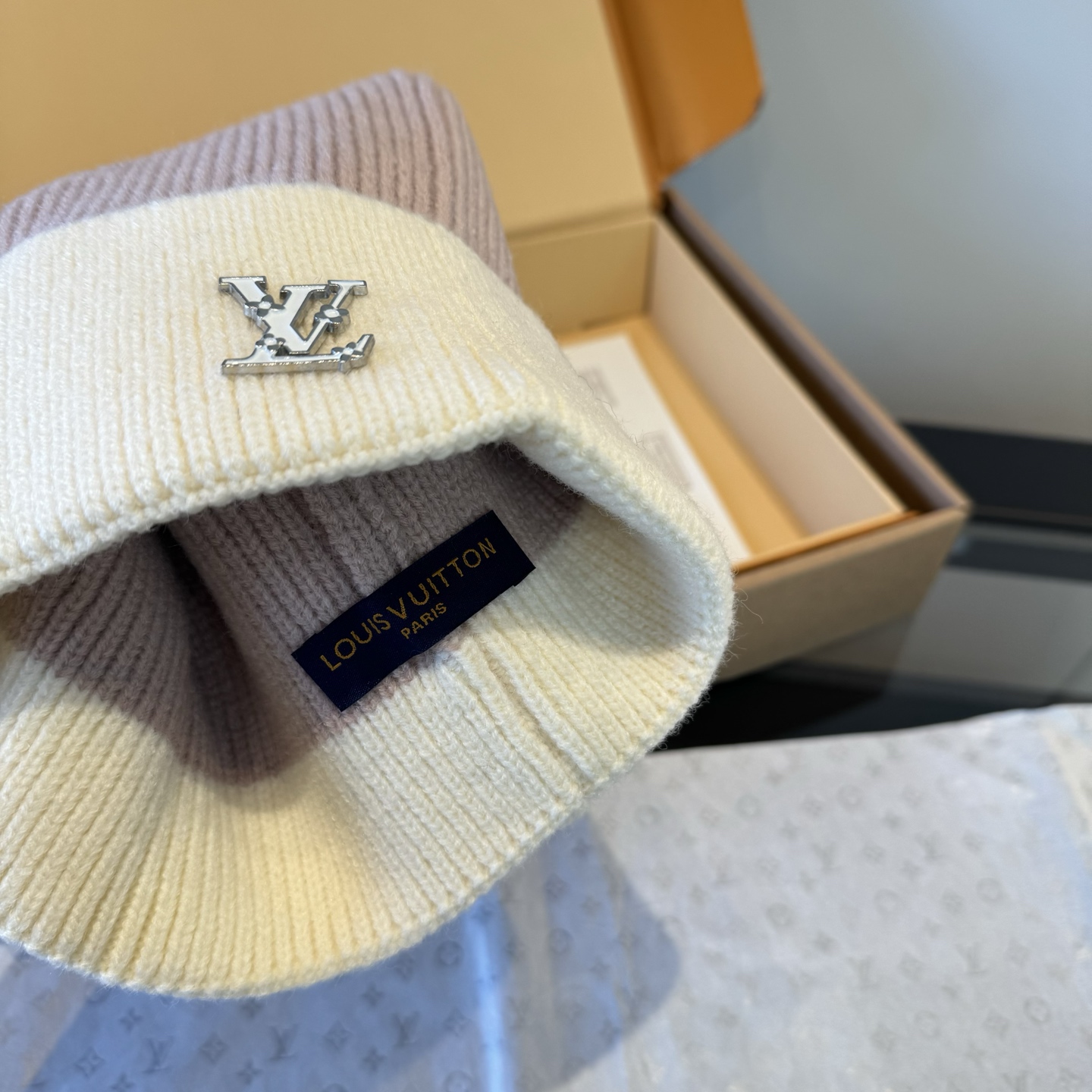 LV高仿針織翻折毛帽粉白配色女款人氣必備|超A仿原單精品圖片 7 LV高仿針織翻折毛帽粉白配色女款人氣必備|歐美奢侈品精品推薦
