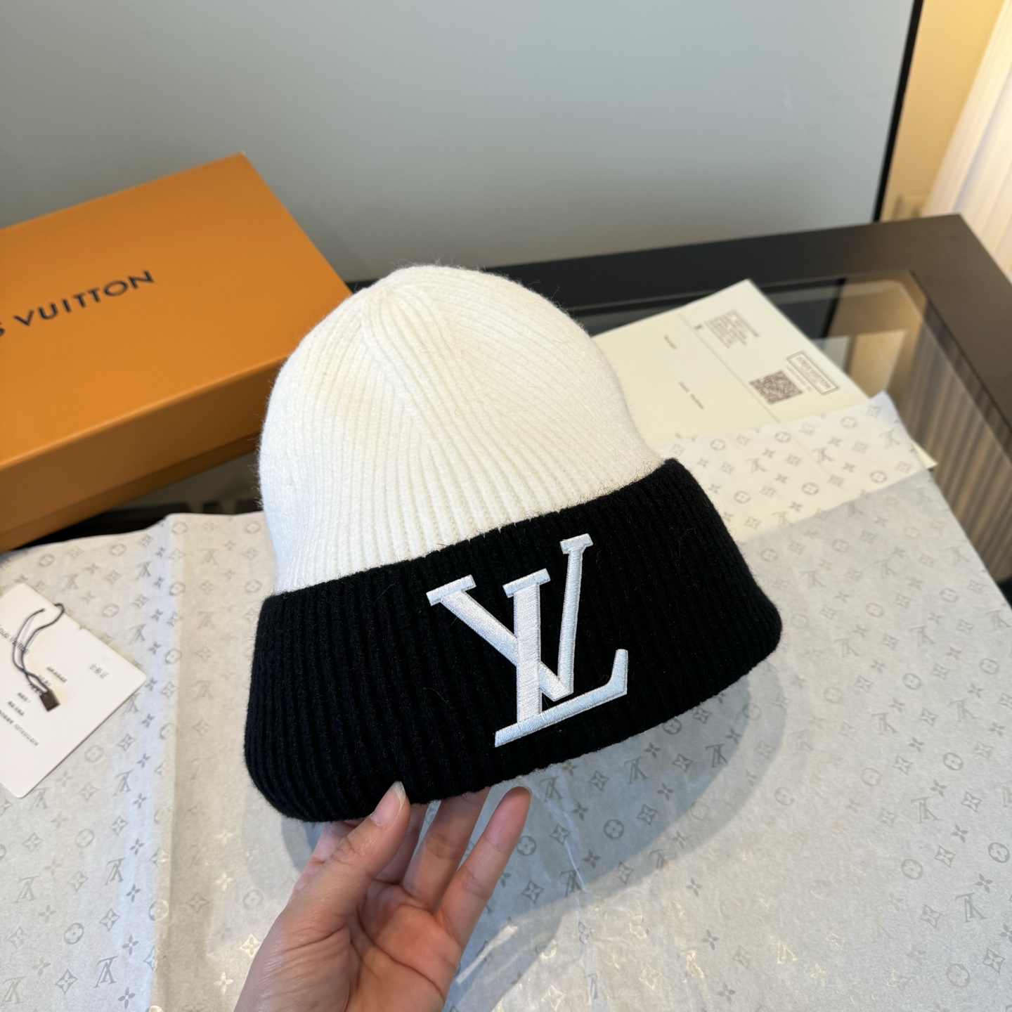 LV高仿撞色針織毛帽黑白對比設計潮流百搭款|超A仿原單精品圖片 10 LV高仿撞色針織毛帽黑白對比設計潮流百搭款|歐美奢侈品精品推薦