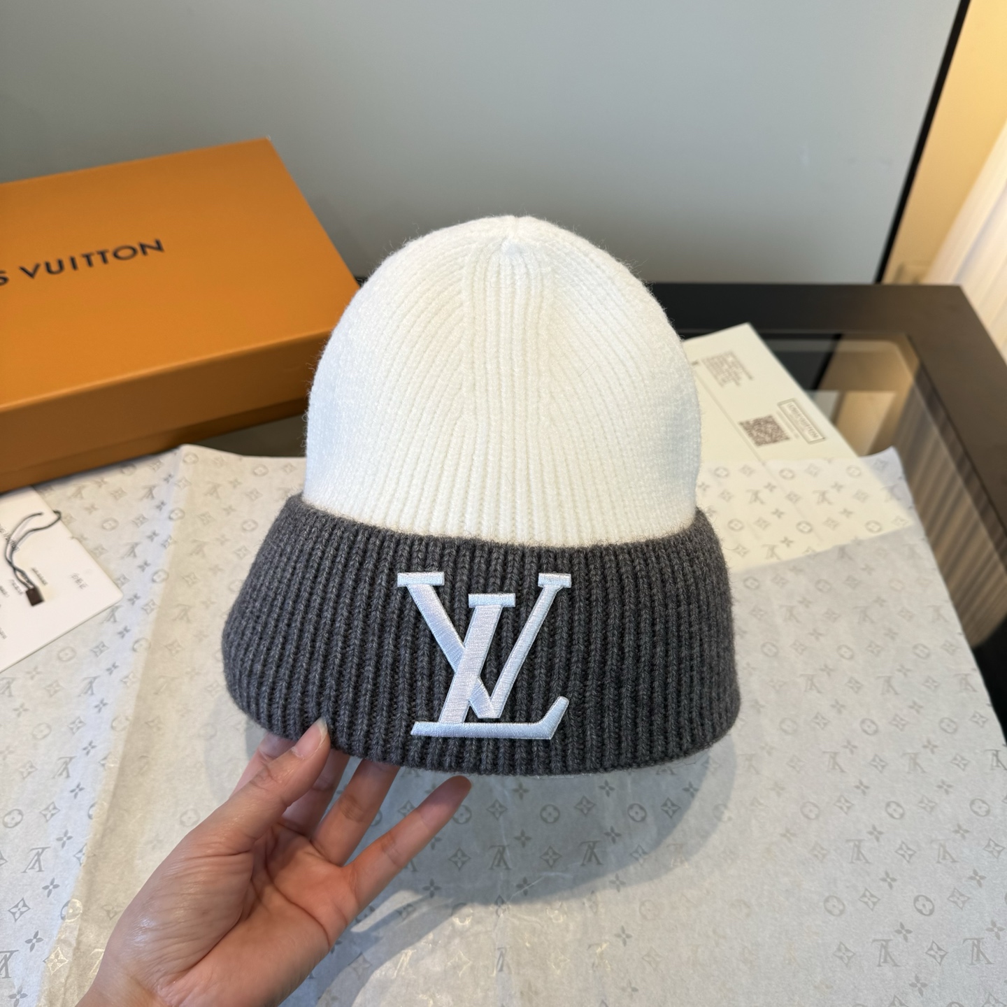 LV高仿針織毛帽白灰配色百搭厚實冬季帽款｜歐美奢侈品精品推薦