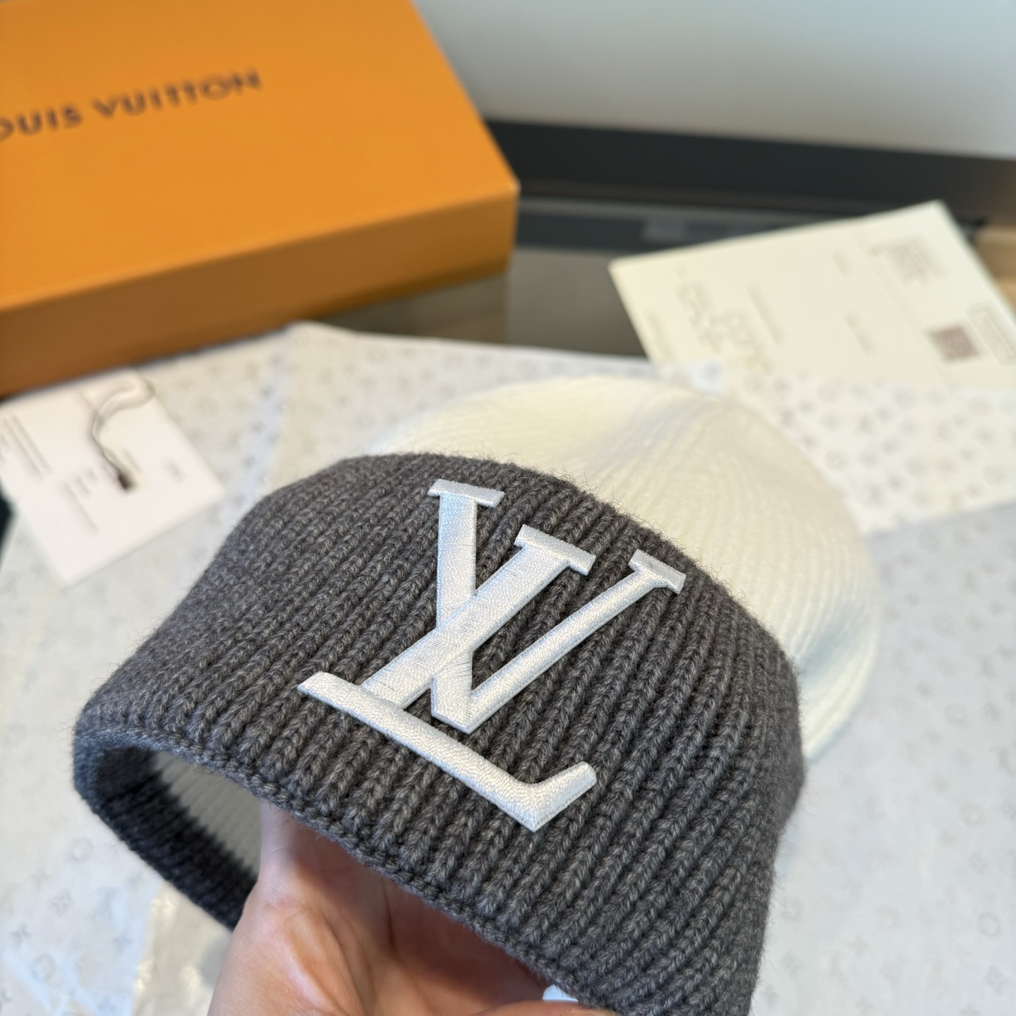 LV高仿針織毛帽白灰配色百搭厚實冬季帽款｜歐美奢侈品精品推薦