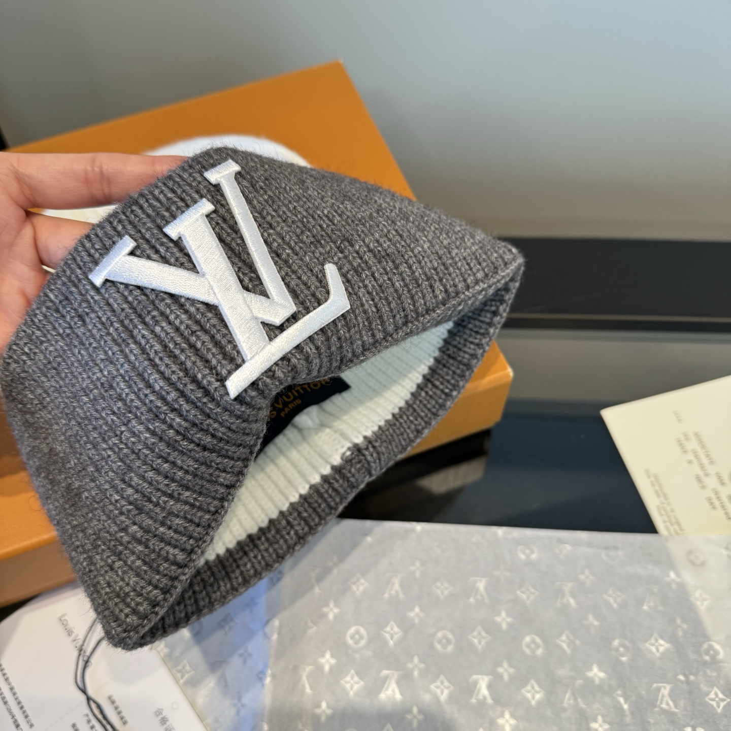 LV高仿針織毛帽白灰配色百搭厚實冬季帽款｜歐美奢侈品精品推薦