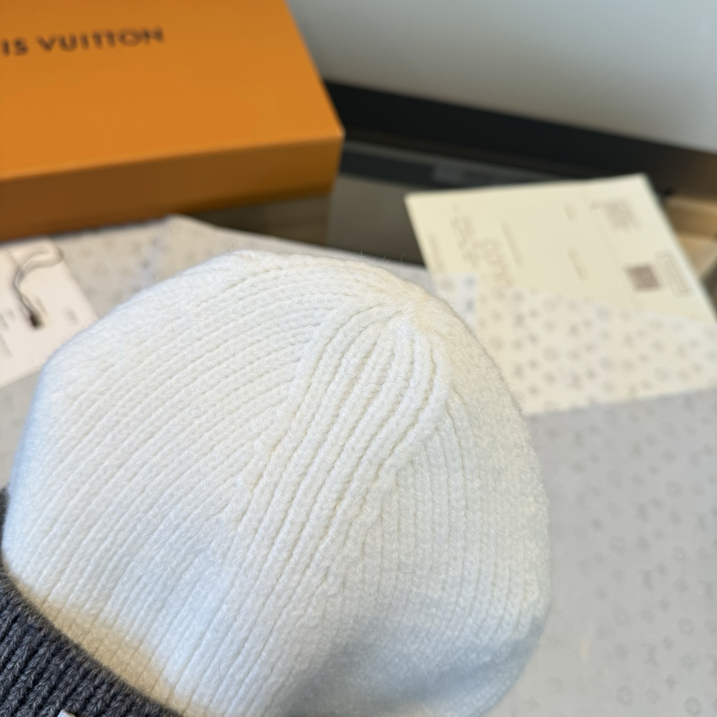 LV高仿針織毛帽白灰配色百搭厚實冬季帽款｜歐美奢侈品精品推薦