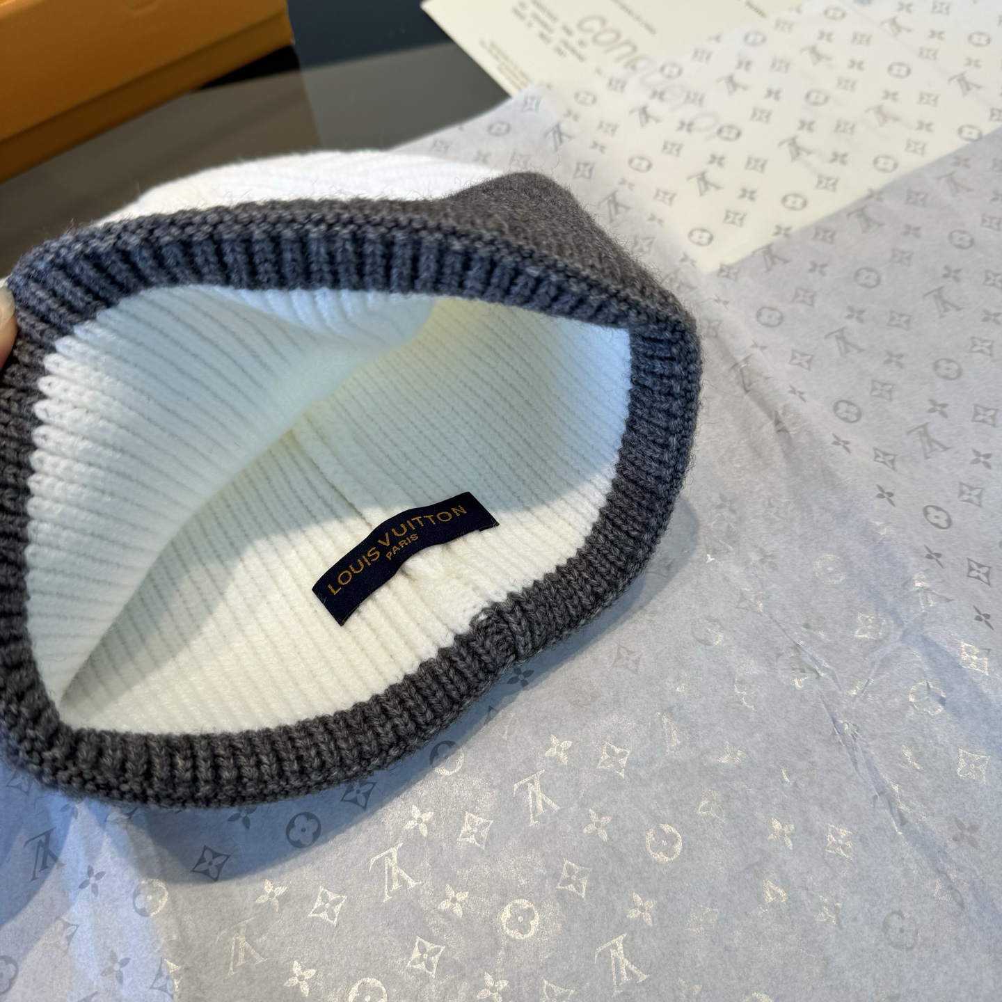 LV高仿針織毛帽白灰配色百搭厚實冬季帽款｜歐美奢侈品精品推薦