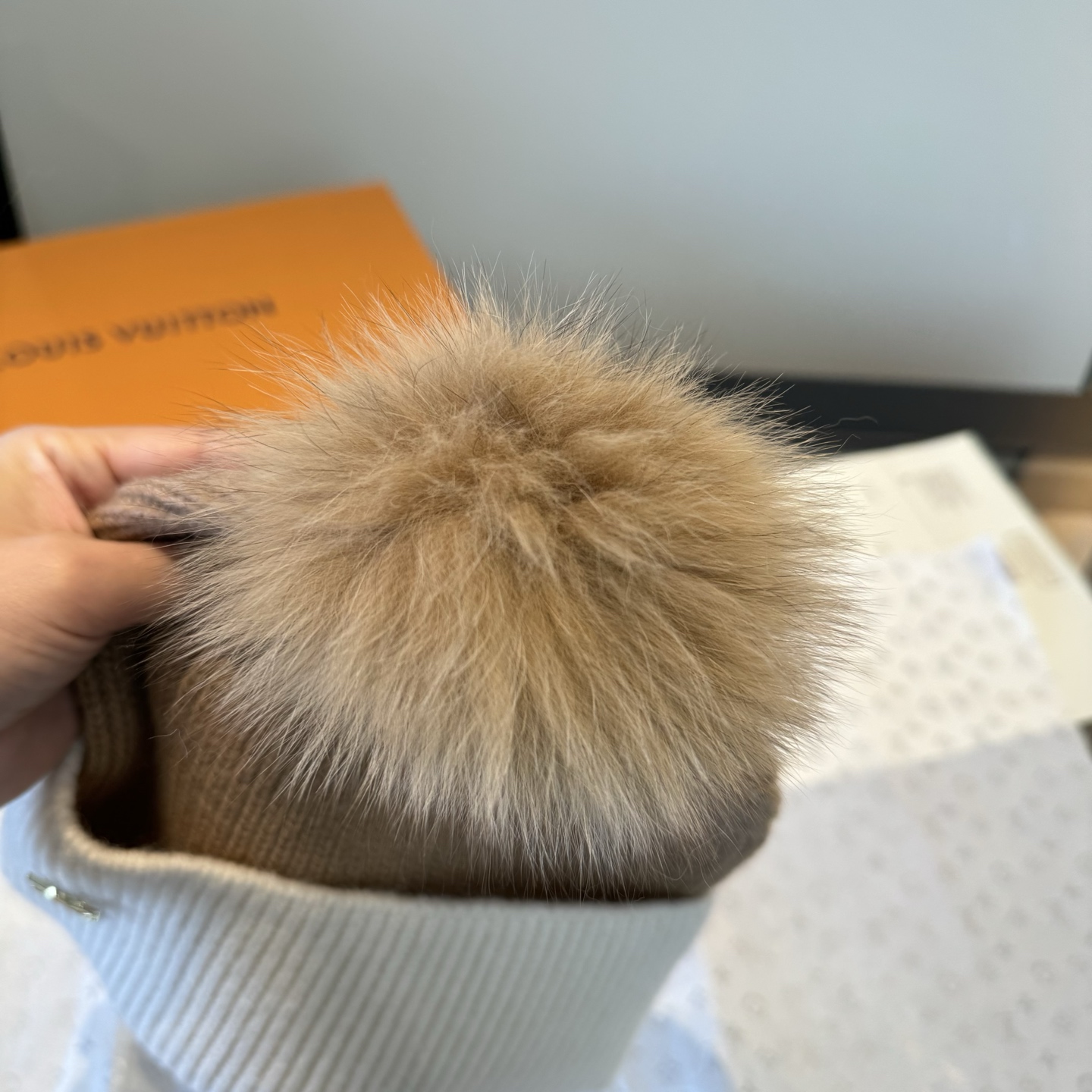 LV原單毛球針織毛帽女款奶茶色冬季造型帽| 8 LV原單毛球針織毛帽女款奶茶色冬季造型帽