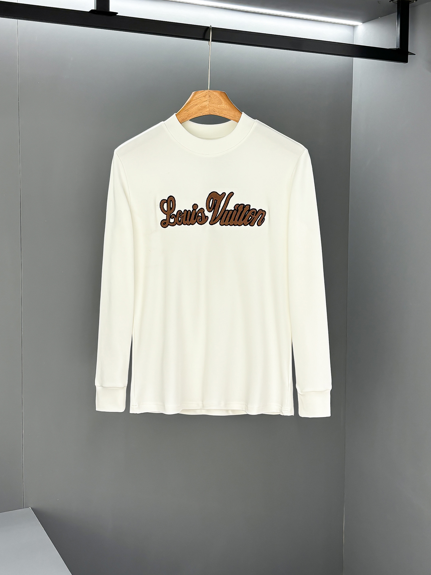 LV高仿長袖T恤男款 經典字母刺繡設計百搭推薦