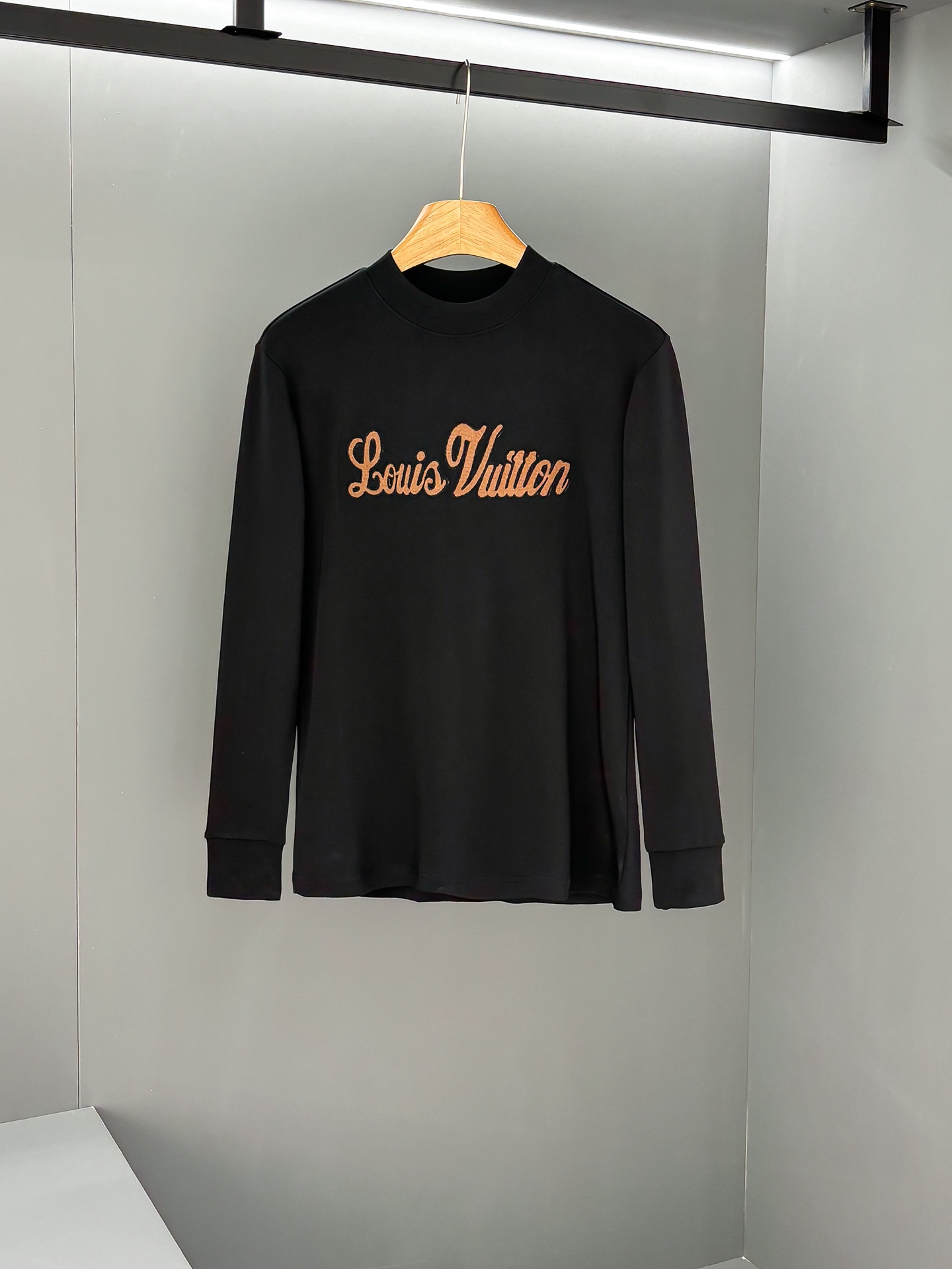 LV高仿男士長袖上衣 黑色經典LOGO刺繡 低調有型