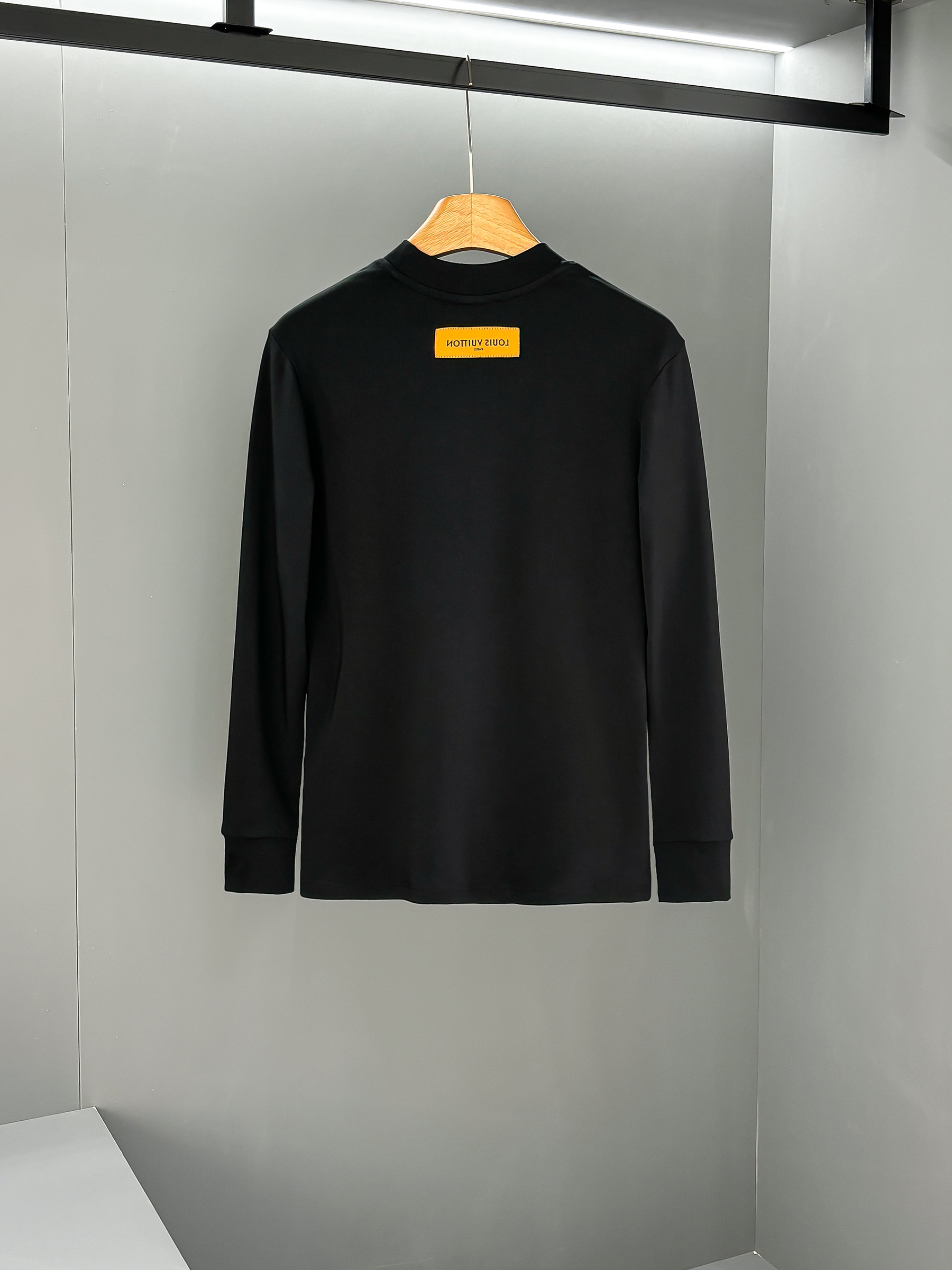 LV高仿男士長袖上衣 黑色經典LOGO刺繡 低調有型｜歐美奢侈品精品推薦