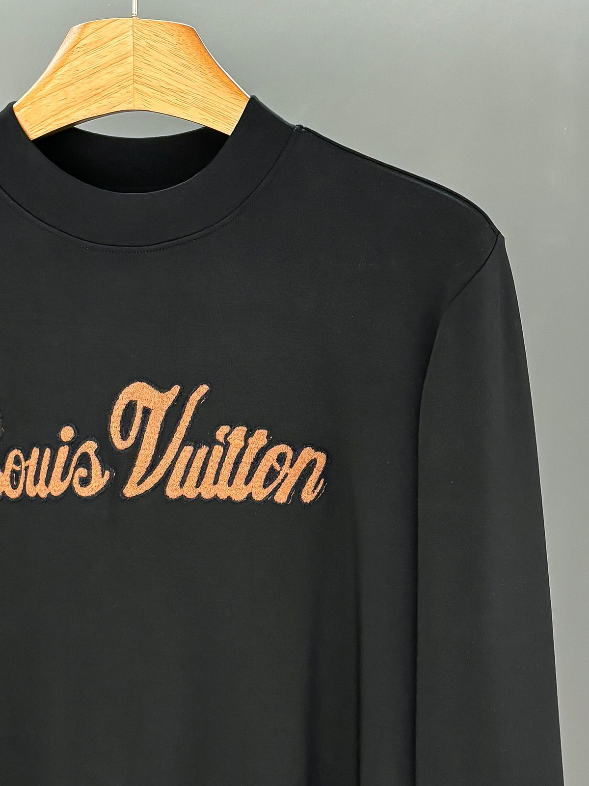 LV高仿男士長袖上衣 黑色經典LOGO刺繡 低調有型｜歐美奢侈品精品推薦