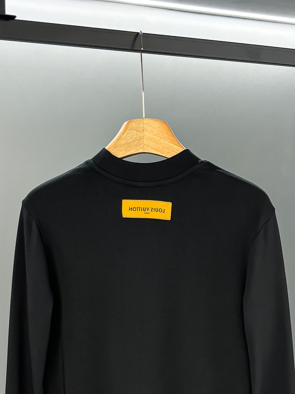 LV高仿男士長袖上衣 黑色經典LOGO刺繡 低調有型｜歐美奢侈品精品推薦