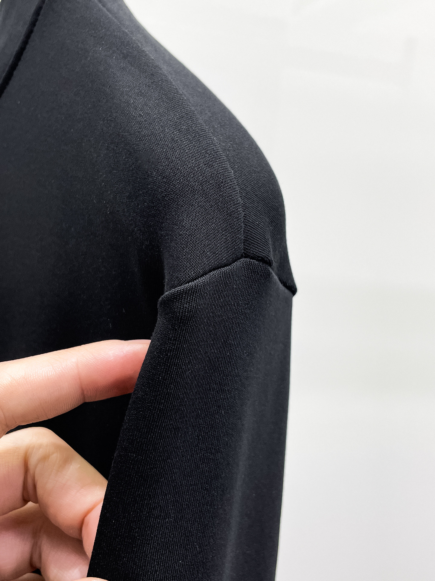 LV A貨長袖T恤男 黑色壓紋LOGO質感新款 低調百搭｜歐美奢侈品精品推薦