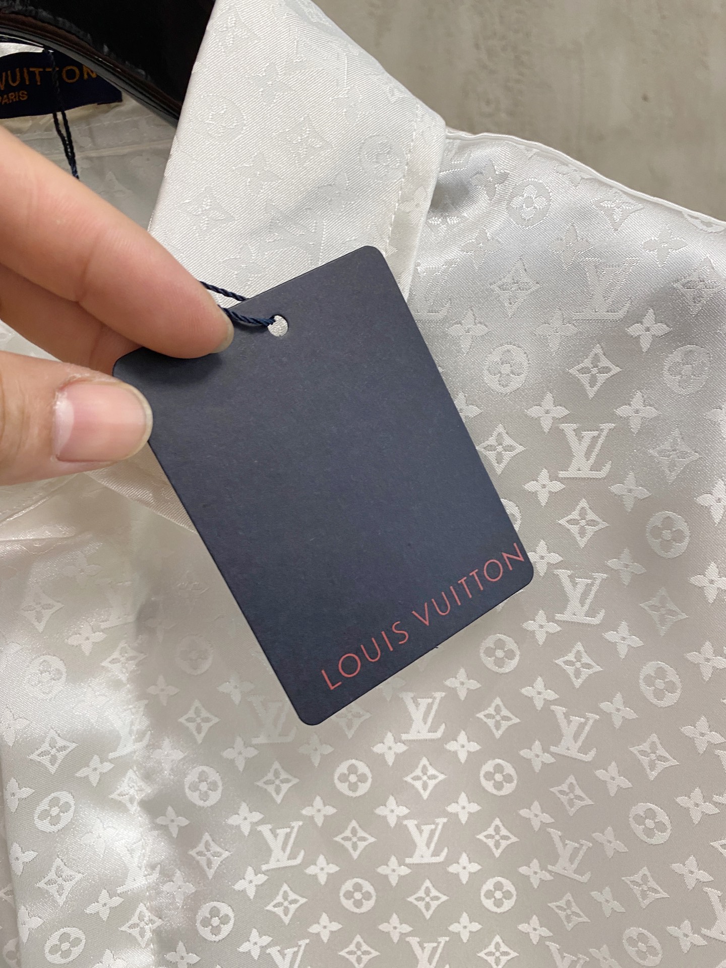 LV高仿男士白色襯衫 全印老花提花設計 精緻典雅推薦｜歐美奢侈品精品推薦