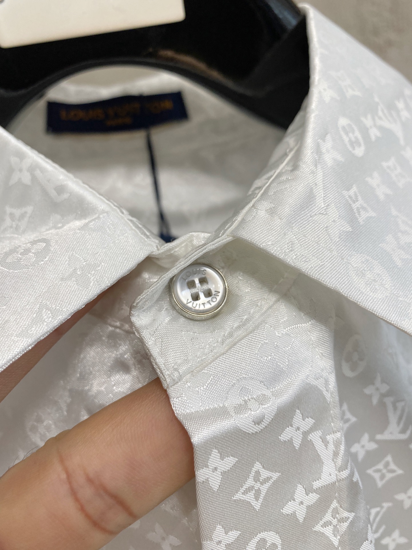 LV高仿男士白色襯衫 全印老花提花設計 精緻典雅推薦｜歐美奢侈品精品推薦