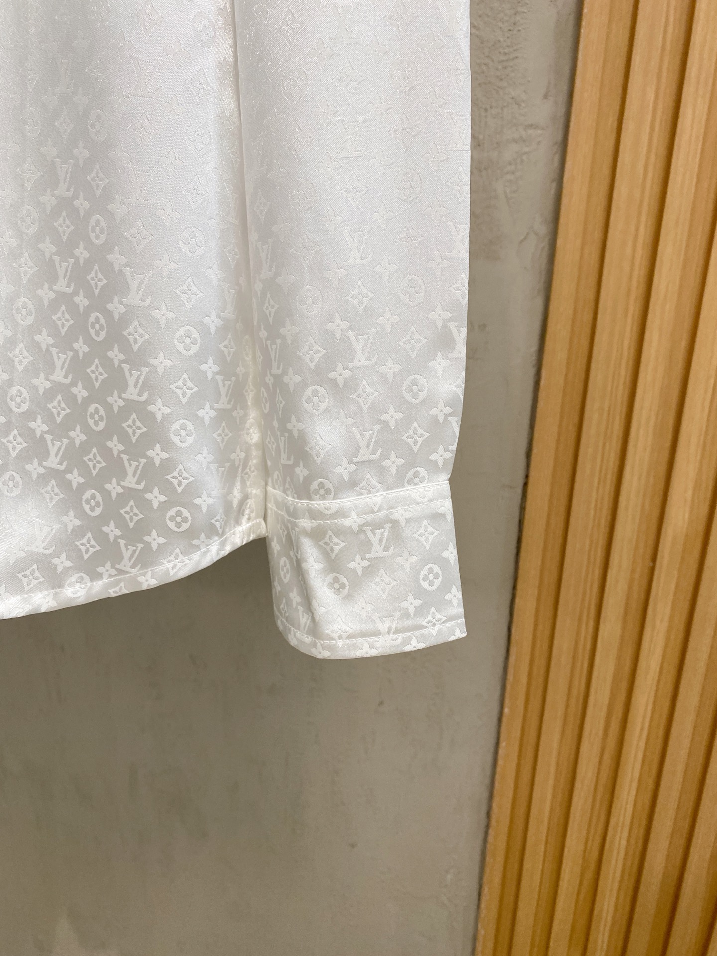 LV高仿男士白色襯衫 全印老花提花設計 精緻典雅推薦｜歐美奢侈品精品推薦