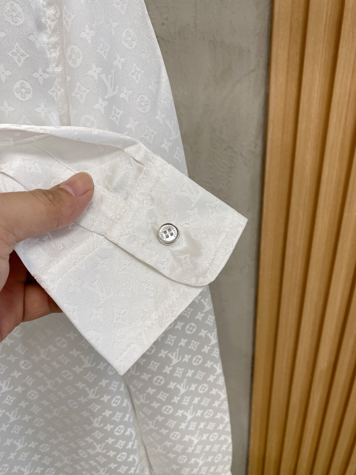 LV高仿男士白色襯衫 全印老花提花設計 精緻典雅推薦｜歐美奢侈品精品推薦