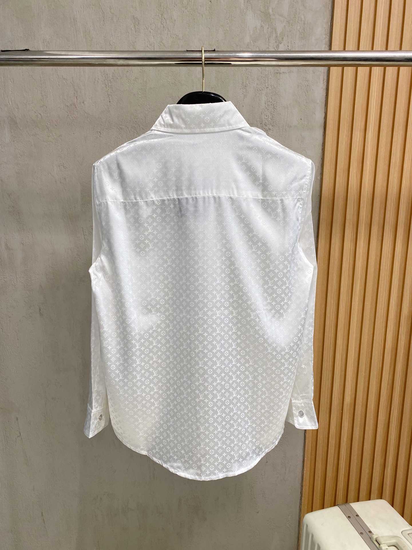 LV高仿男士白色襯衫 全印老花提花設計 精緻典雅推薦｜歐美奢侈品精品推薦