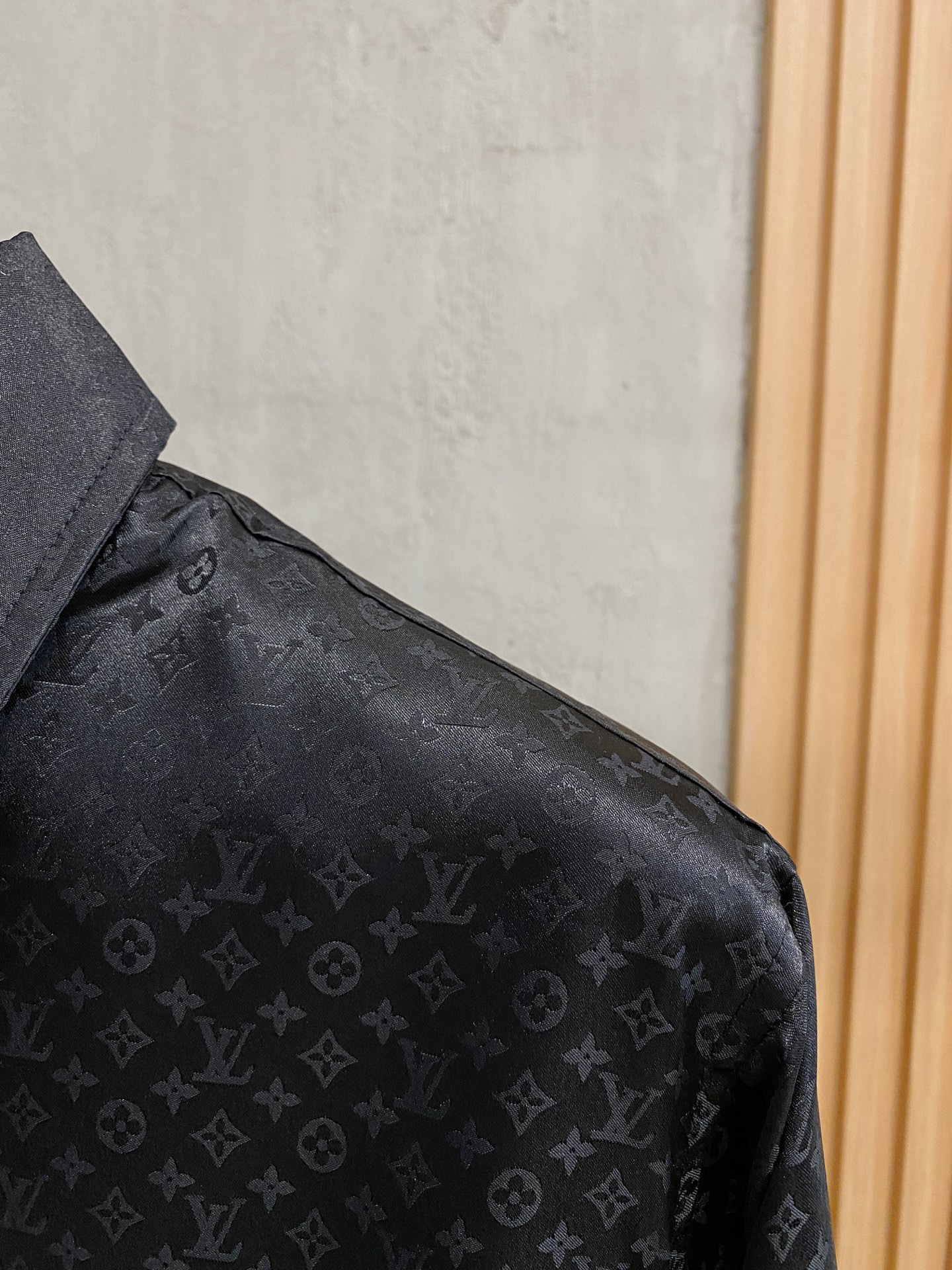 LV高仿男士黑色老花襯衫 微光緞面質感 正裝休閒皆宜｜歐美奢侈品精品推薦