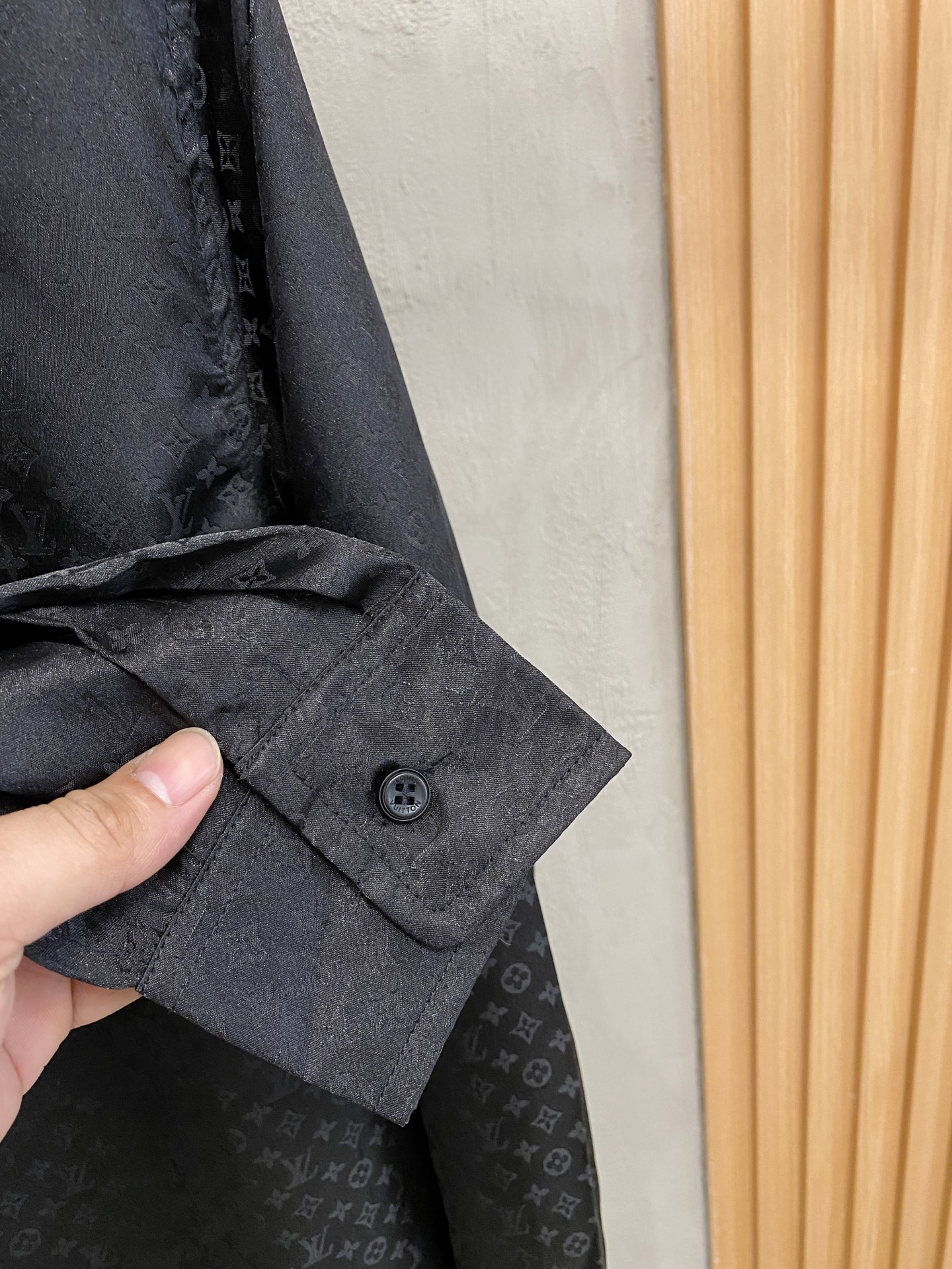 LV高仿男士黑色老花襯衫 微光緞面質感 正裝休閒皆宜｜歐美奢侈品精品推薦