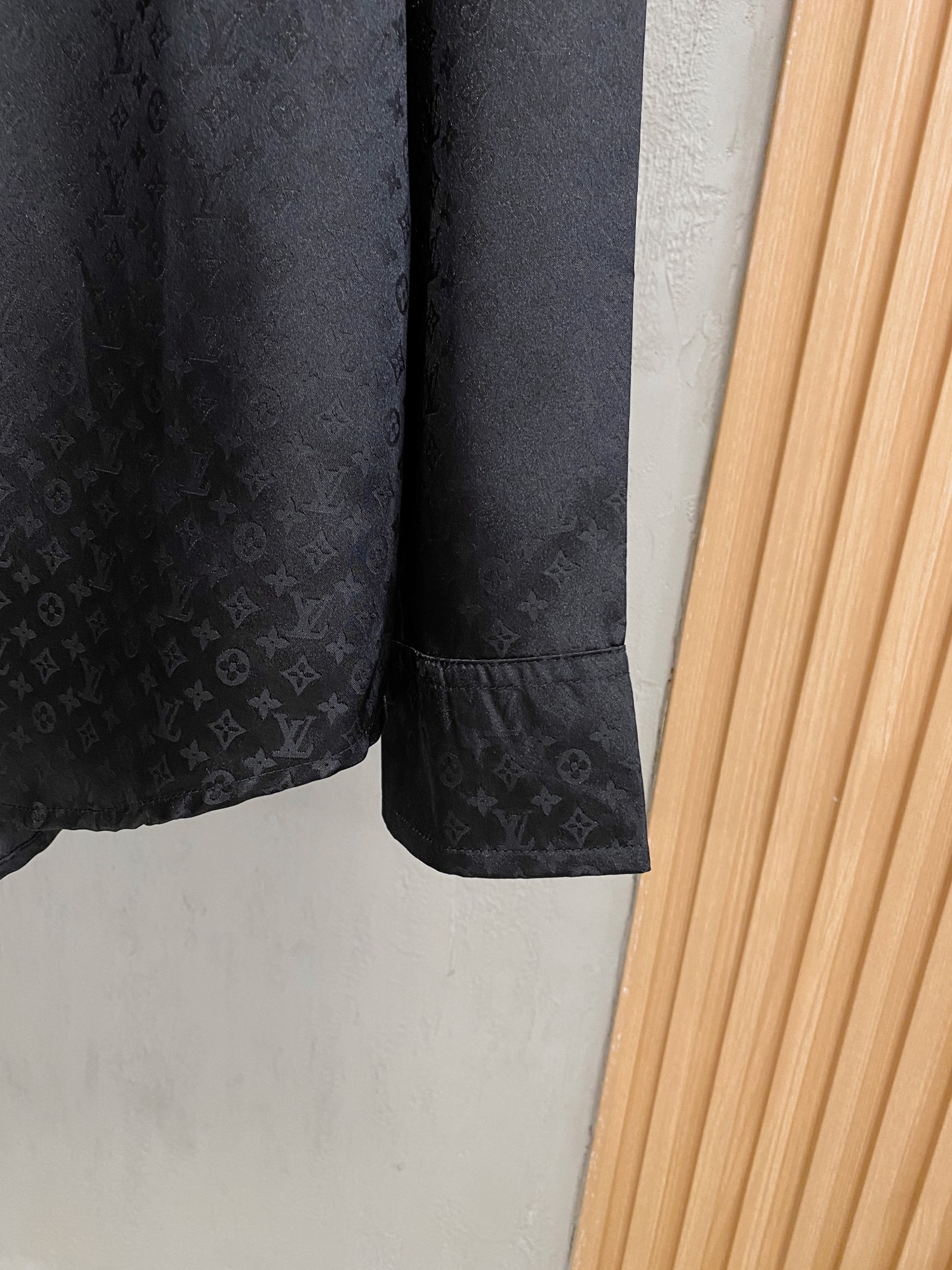 LV高仿男士黑色老花襯衫 微光緞面質感 正裝休閒皆宜｜歐美奢侈品精品推薦