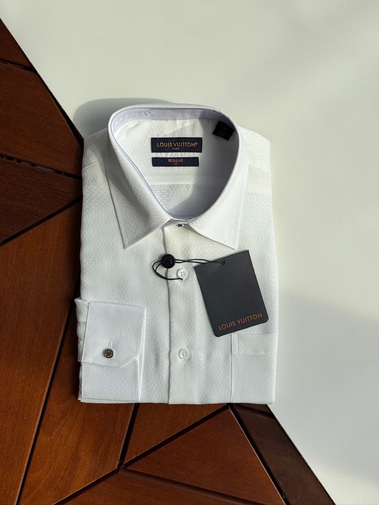 LV高仿男士白色紋理襯衫 極簡細節設計 展現品牌質感