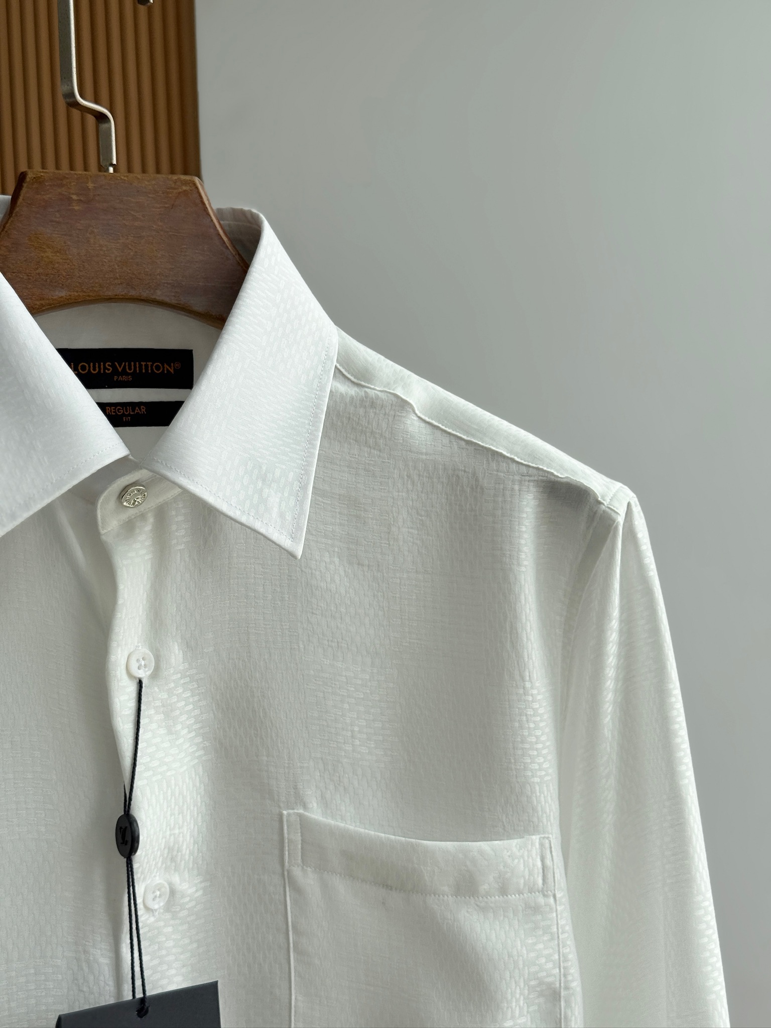LV高仿男士白色紋理襯衫 極簡細節設計 展現品牌質感｜歐美奢侈品精品推薦