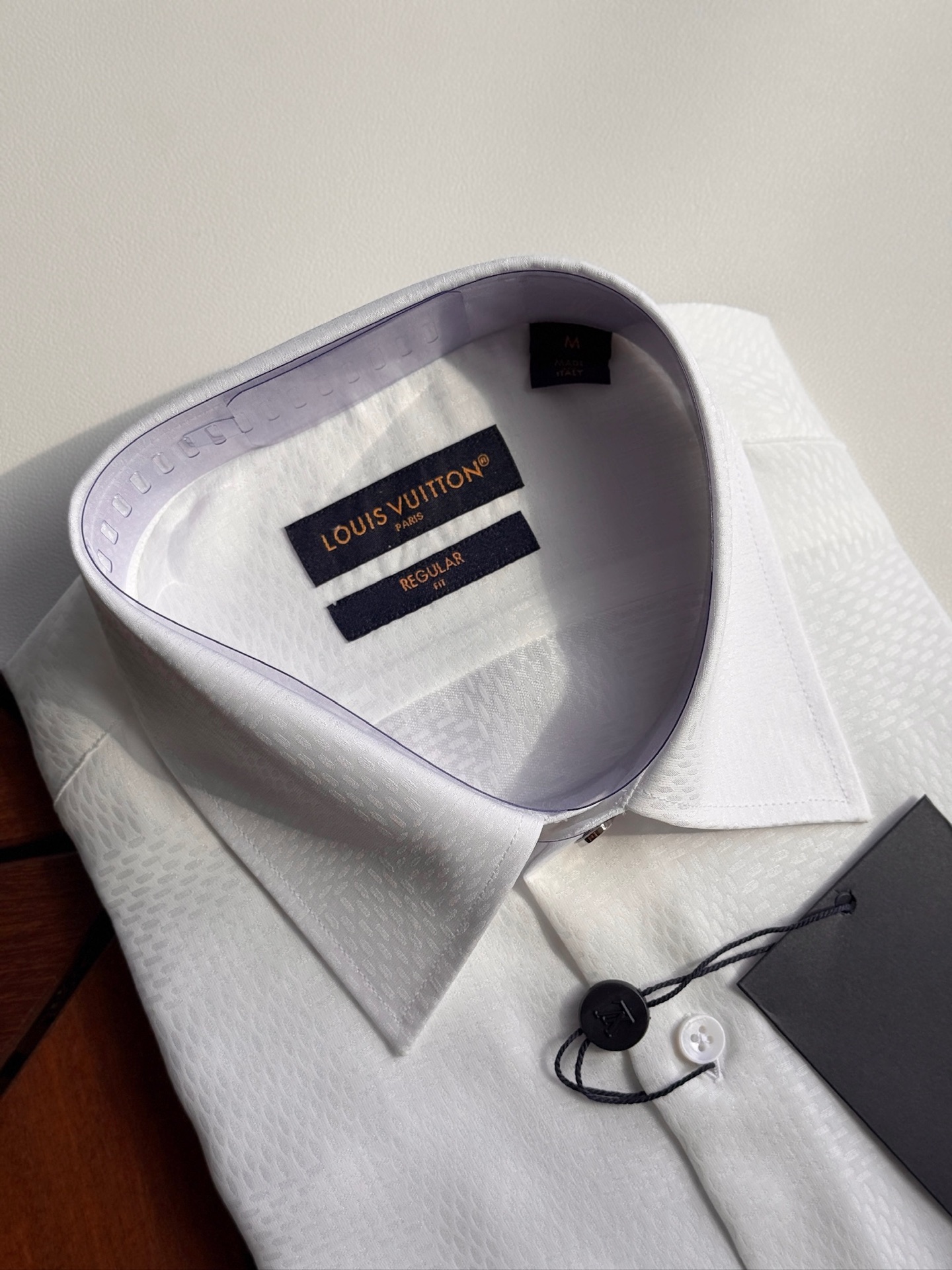 LV高仿男士白色紋理襯衫 極簡細節設計 展現品牌質感｜歐美奢侈品精品推薦
