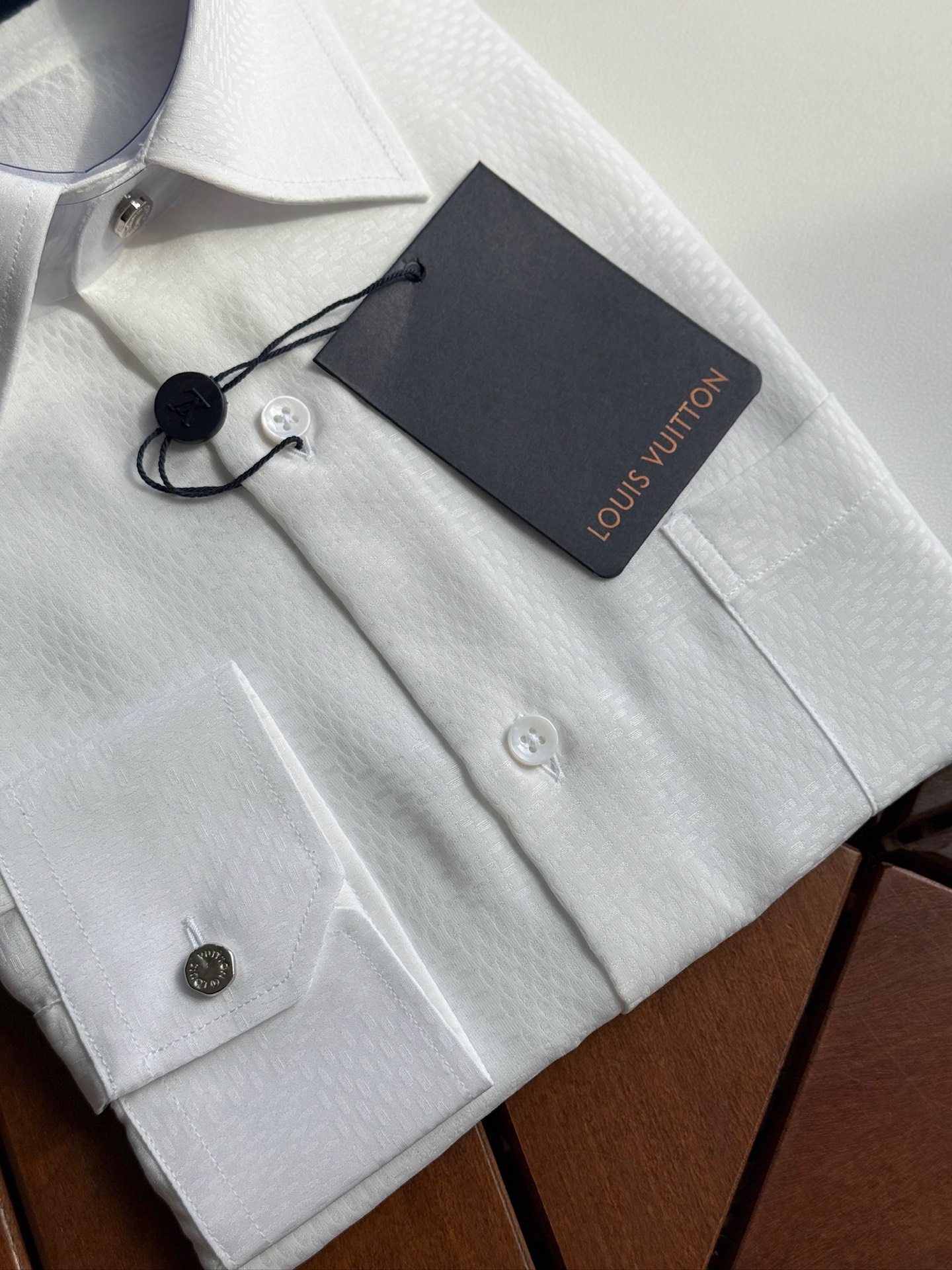 LV高仿男士白色紋理襯衫 極簡細節設計 展現品牌質感｜歐美奢侈品精品推薦