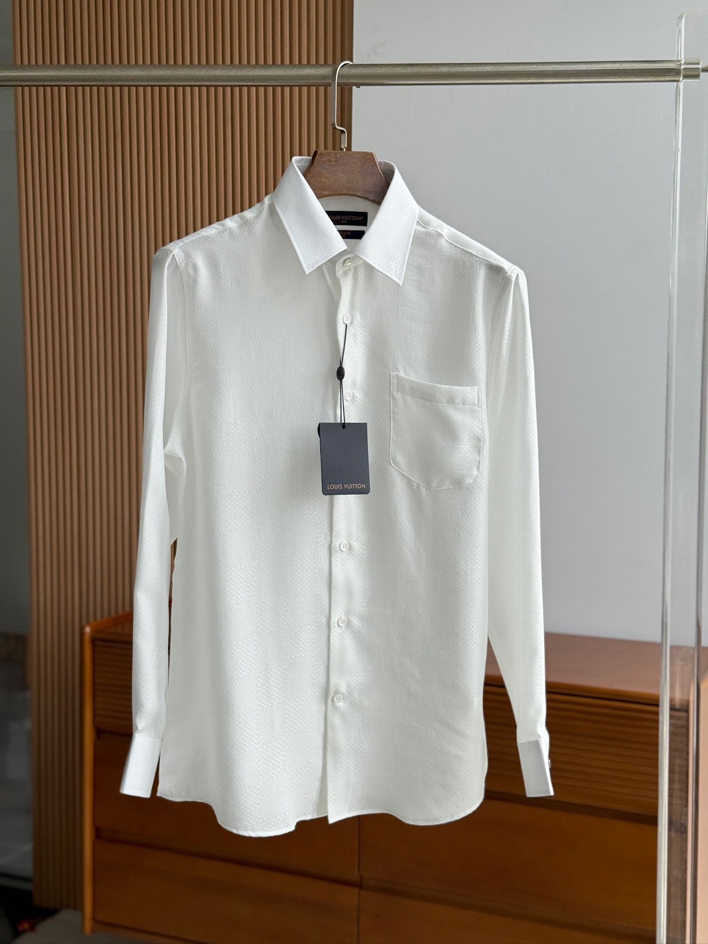 LV高仿男士白色紋理襯衫 極簡細節設計 展現品牌質感｜歐美奢侈品精品推薦