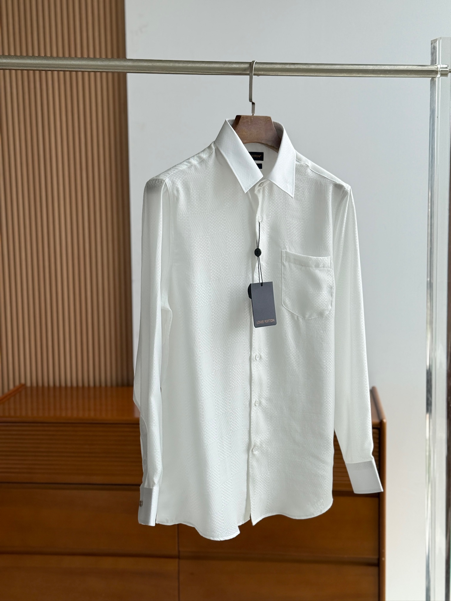 LV高仿男士白色紋理襯衫 極簡細節設計 展現品牌質感｜歐美奢侈品精品推薦
