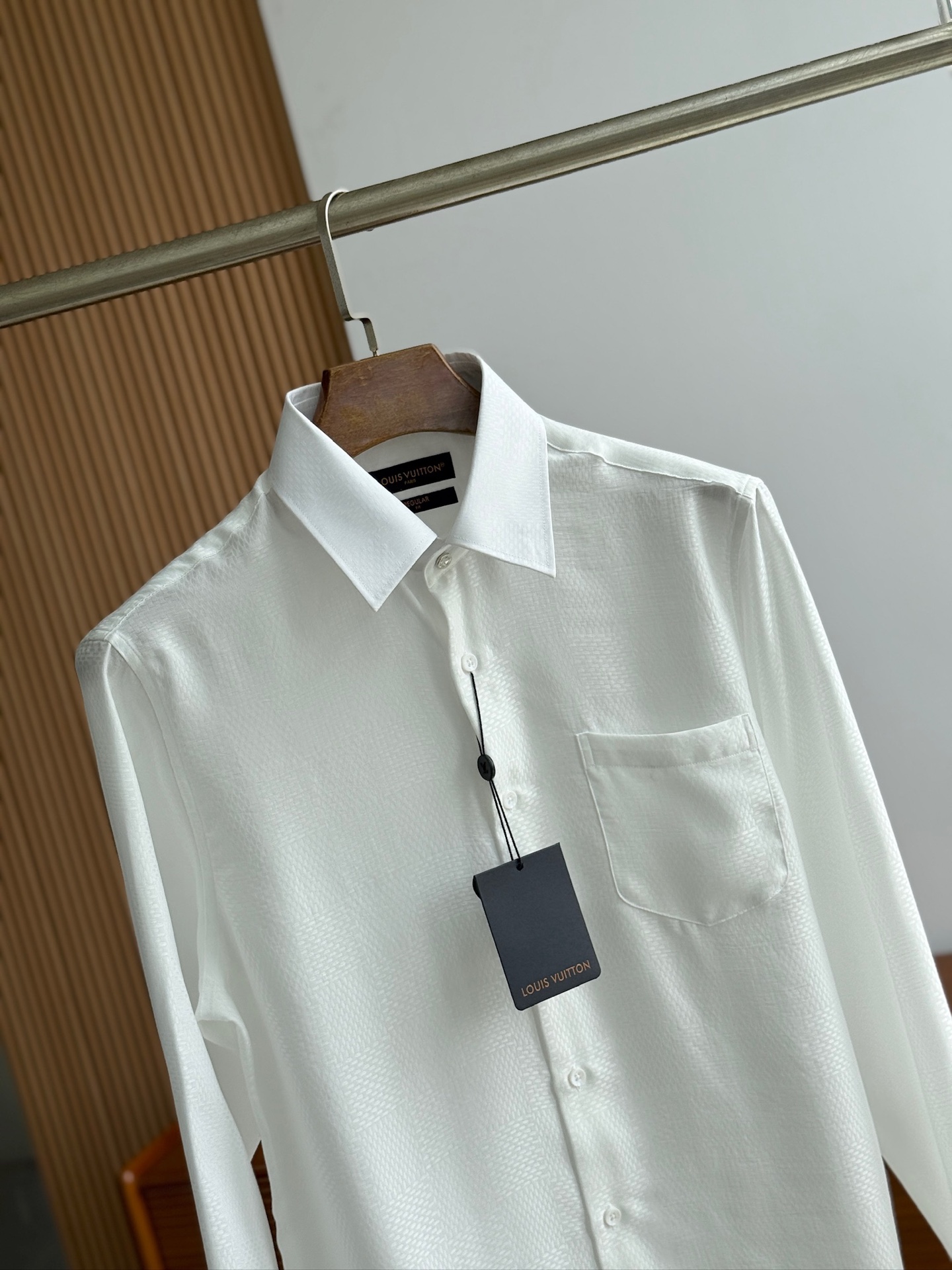 LV高仿男士白色紋理襯衫 極簡細節設計 展現品牌質感｜歐美奢侈品精品推薦