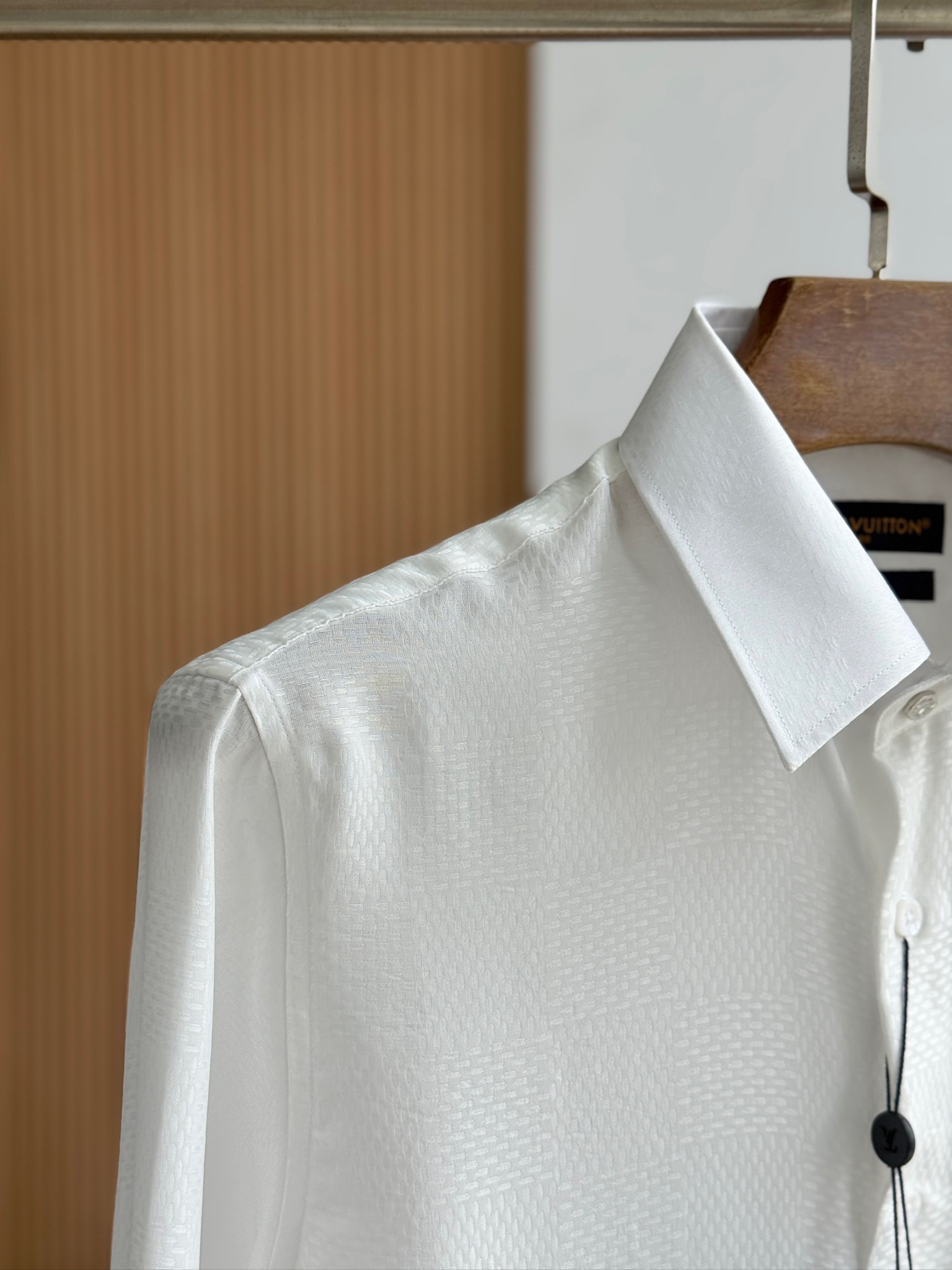 LV高仿男士白色紋理襯衫 極簡細節設計 展現品牌質感｜歐美奢侈品精品推薦