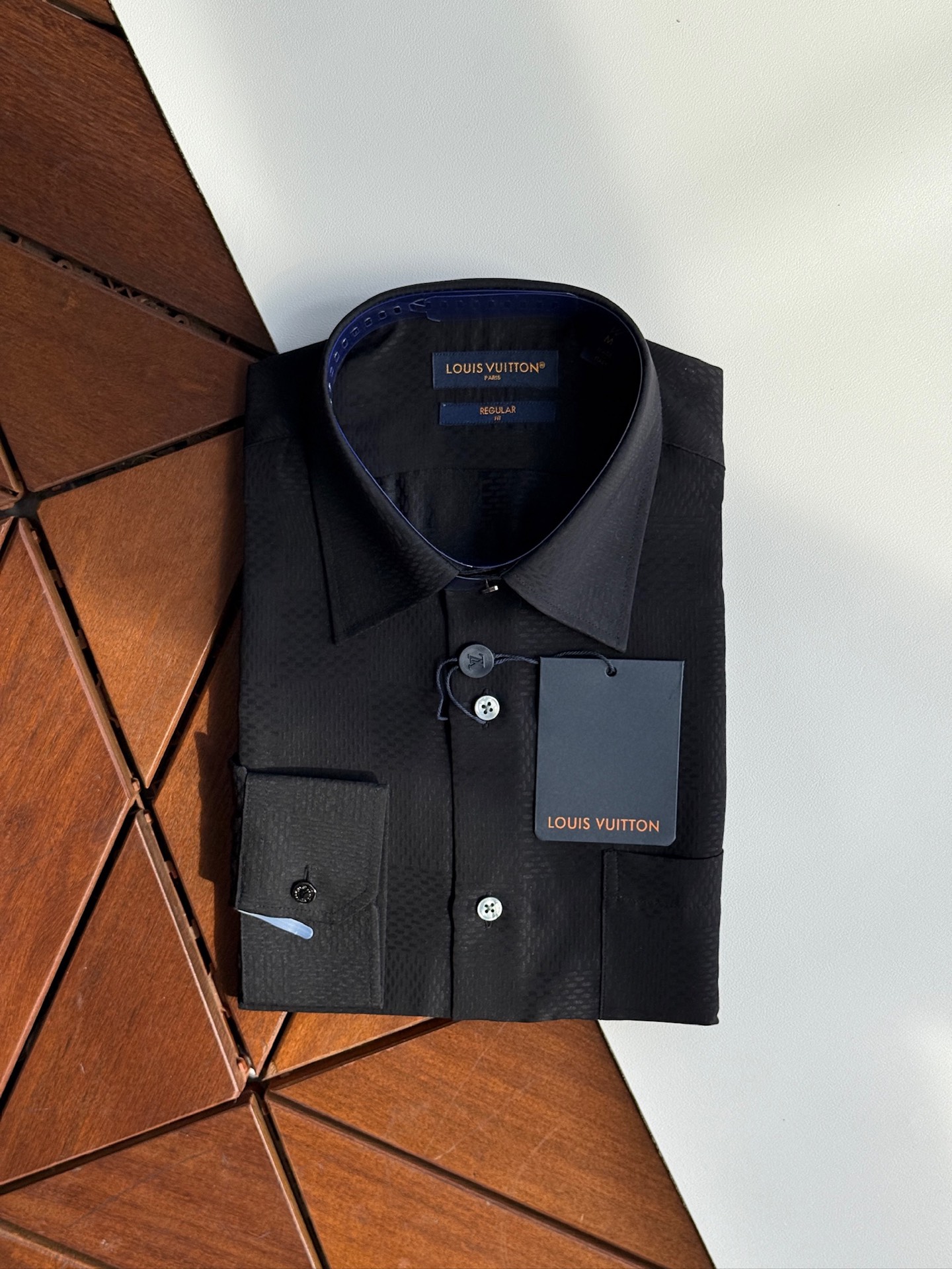 LV原單黑色紋理男士襯衫 修身剪裁 質感專業風格