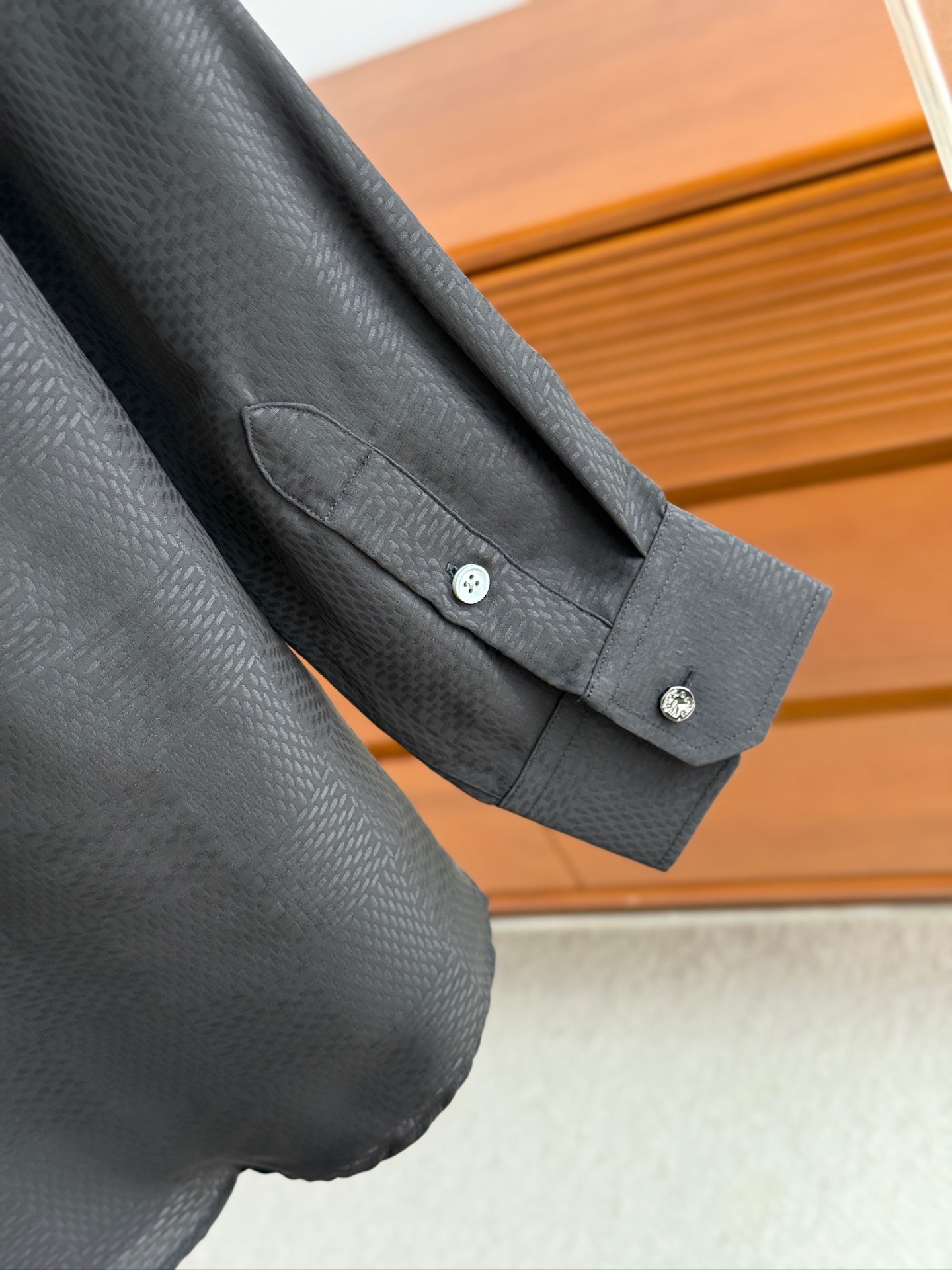 LV原單黑色紋理男士襯衫 修身剪裁 質感專業風格｜歐美奢侈品精品推薦