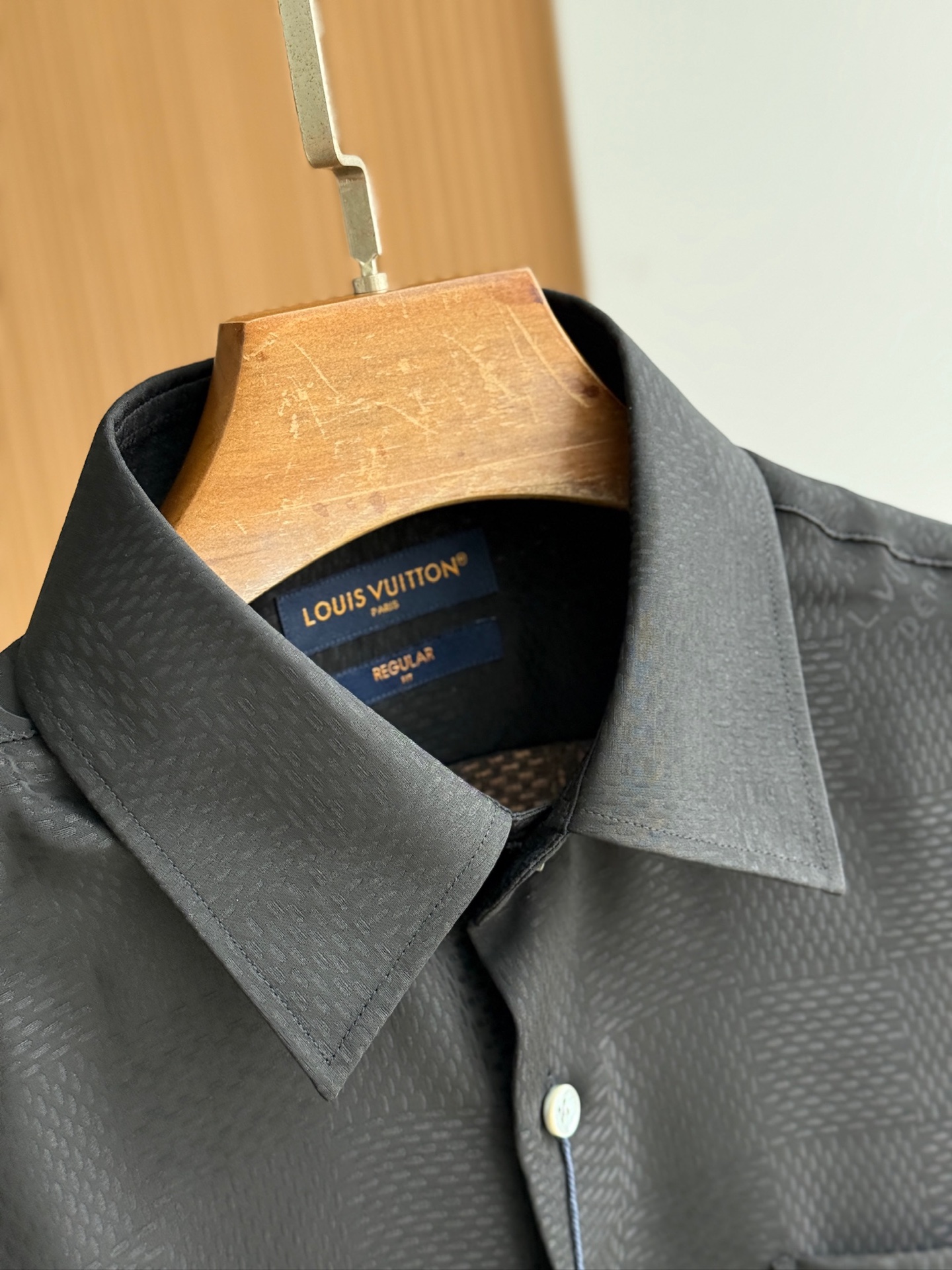 LV原單黑色紋理男士襯衫 修身剪裁 質感專業風格｜歐美奢侈品精品推薦