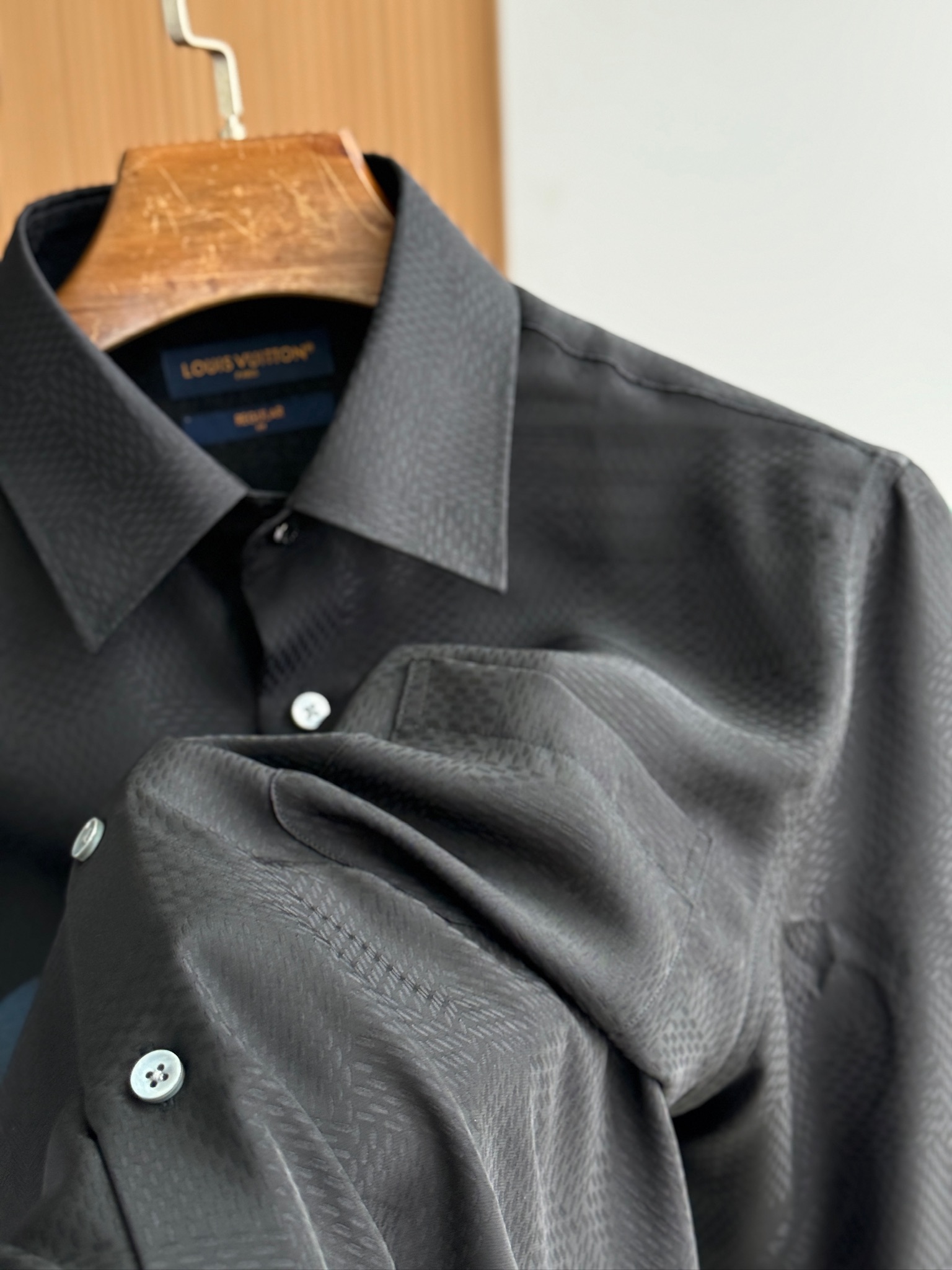 LV原單黑色紋理男士襯衫 修身剪裁 質感專業風格｜歐美奢侈品精品推薦