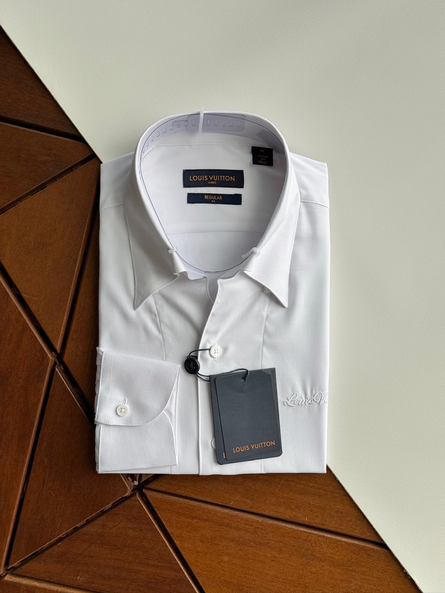 LV A貨男士白色素面襯衫 刺繡細節設計 時尚簡約風｜歐美奢侈品精品推薦