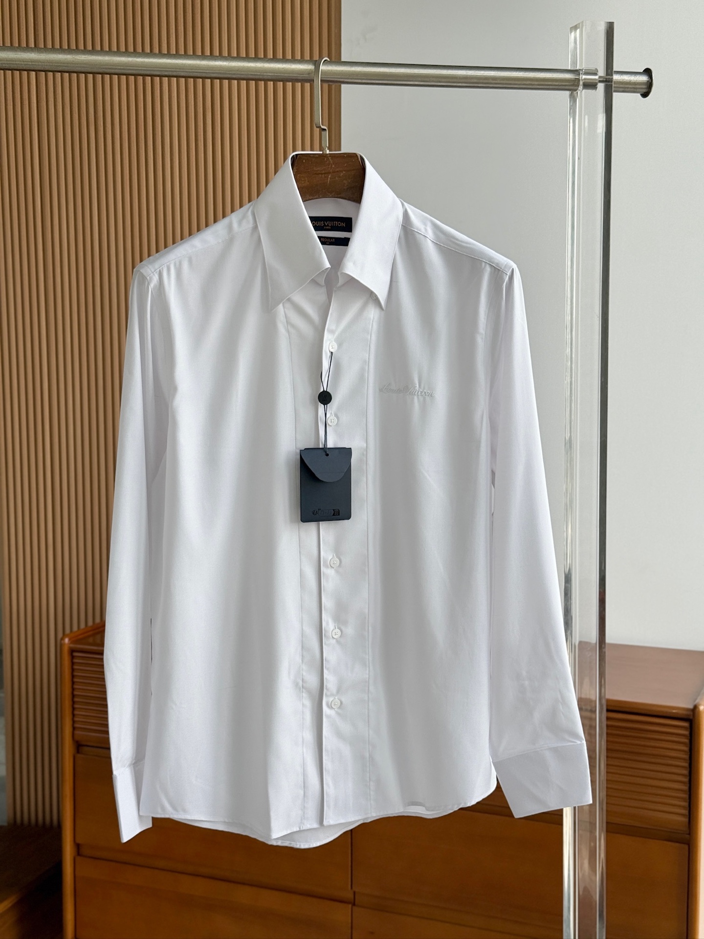 LV A貨男士白色素面襯衫 刺繡細節設計 時尚簡約風