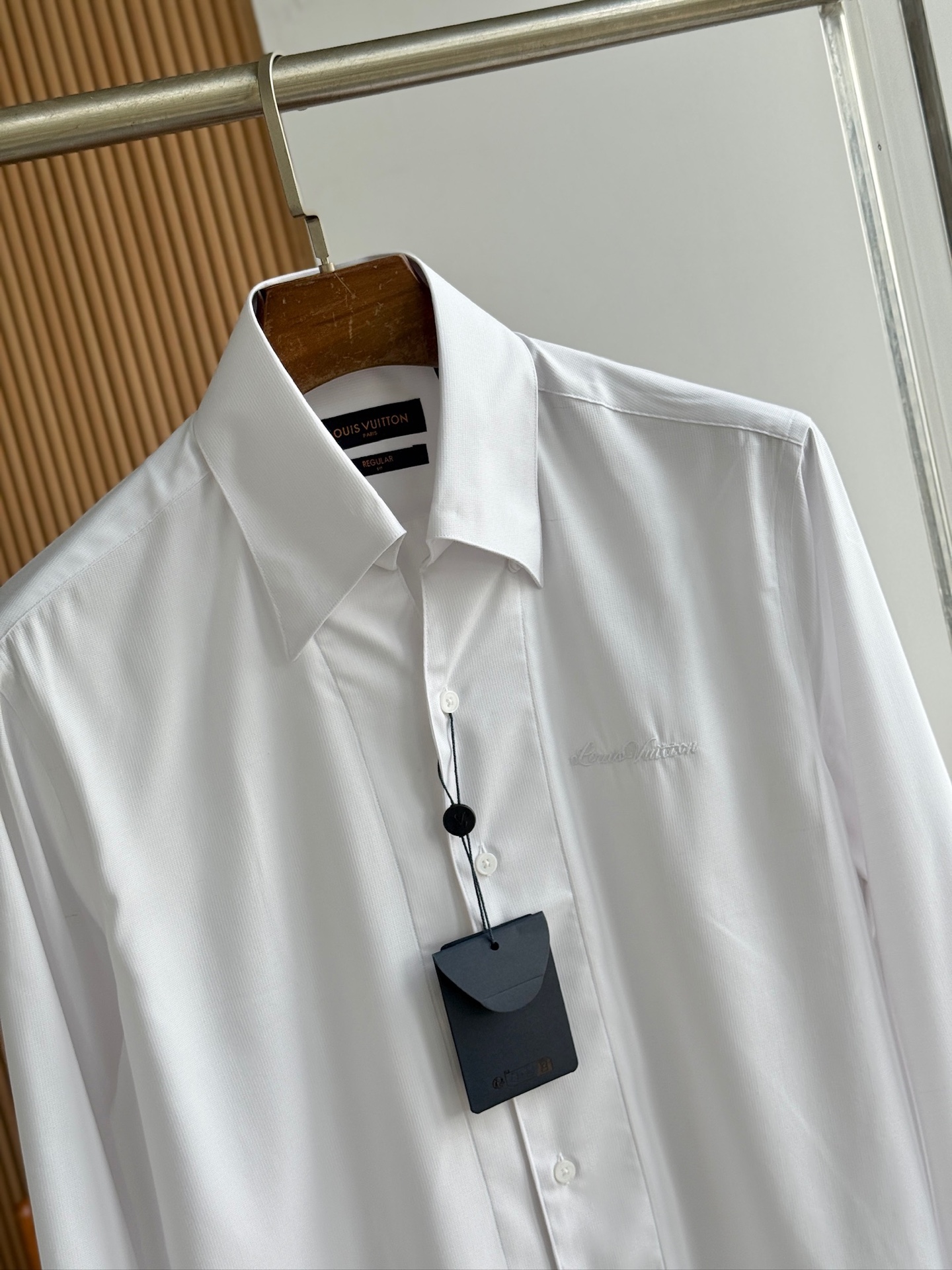 LV A貨男士白色素面襯衫 刺繡細節設計 時尚簡約風｜歐美奢侈品精品推薦