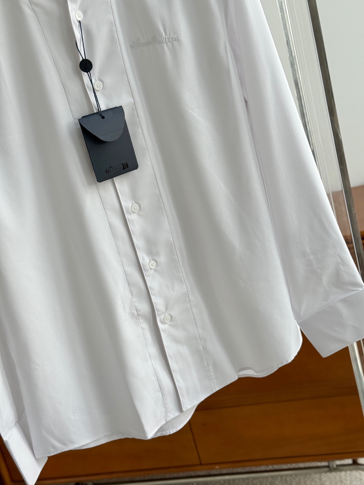LV A貨男士白色素面襯衫 刺繡細節設計 時尚簡約風｜歐美奢侈品精品推薦