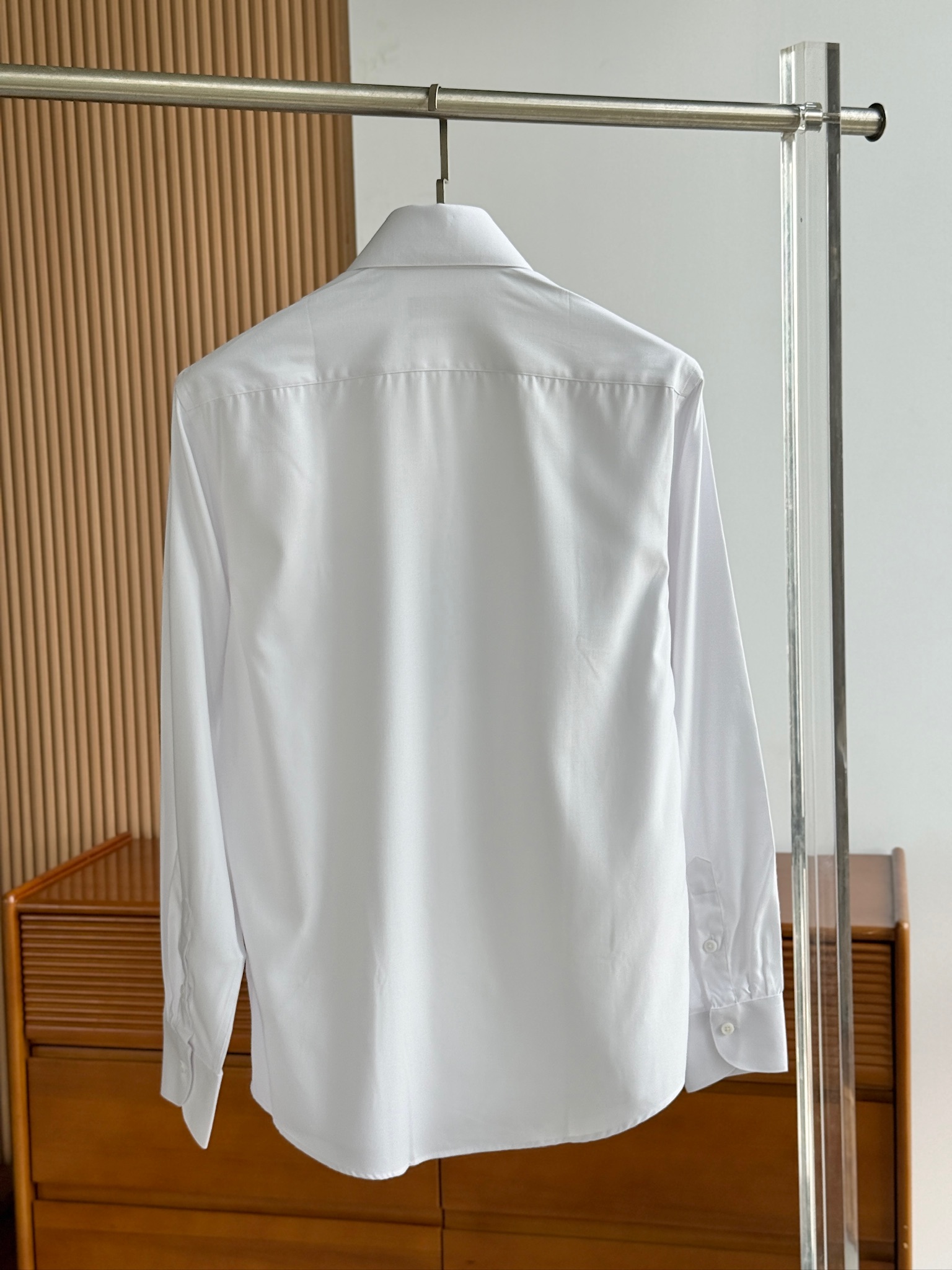 LV A貨男士白色素面襯衫 刺繡細節設計 時尚簡約風｜歐美奢侈品精品推薦