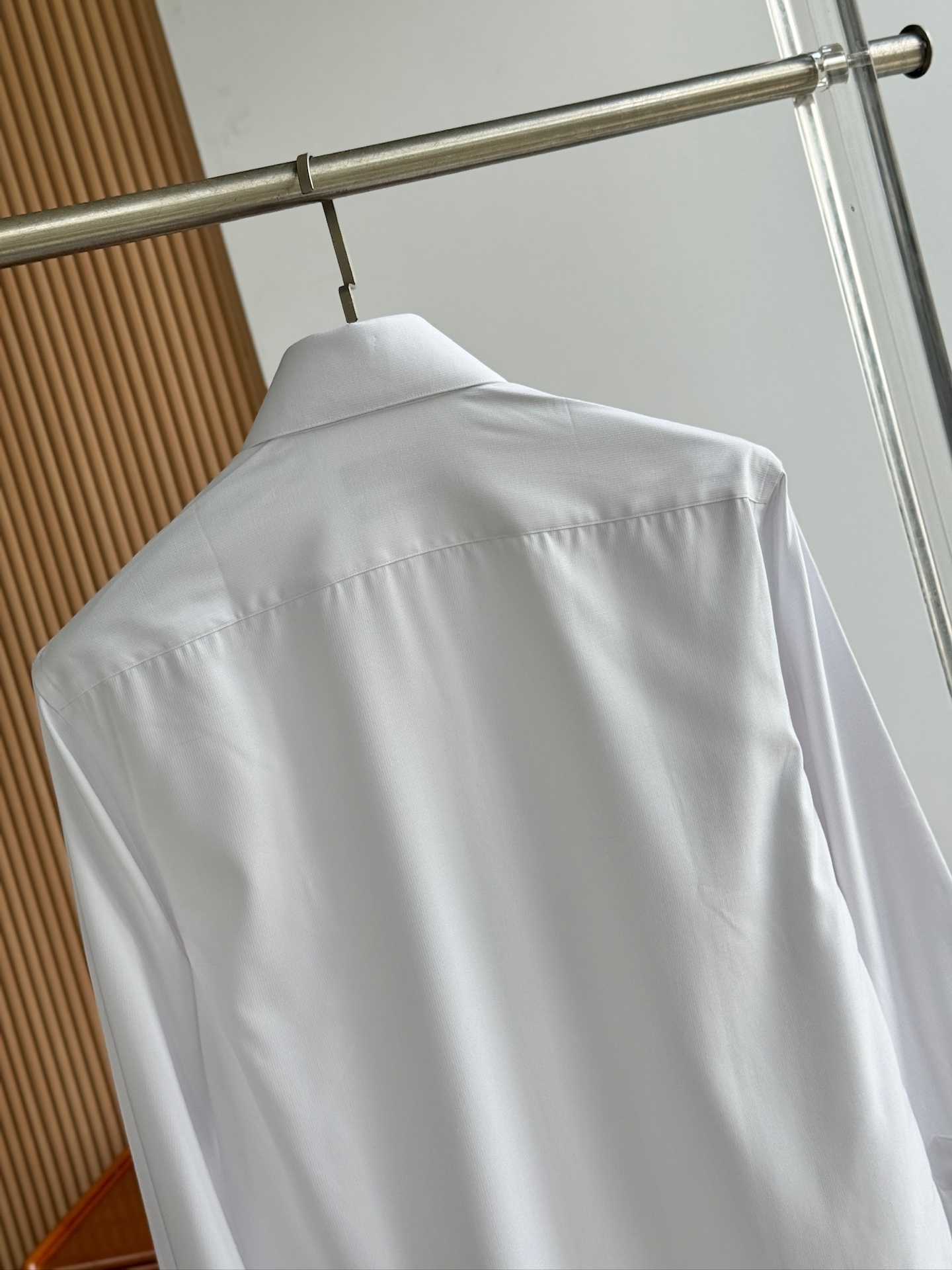 LV A貨男士白色素面襯衫 刺繡細節設計 時尚簡約風｜歐美奢侈品精品推薦