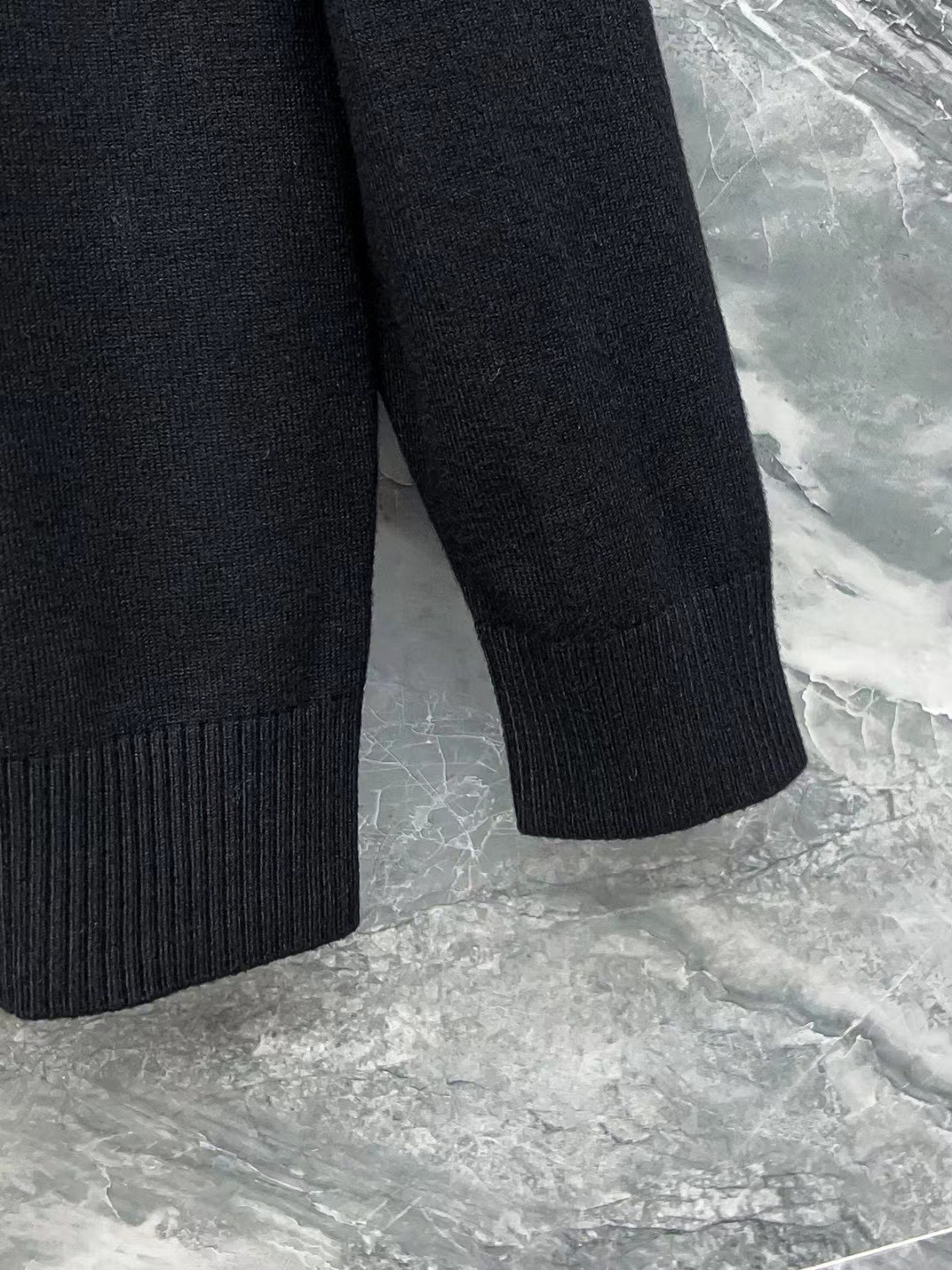 LV A貨黑色針織上衣男款 小圖案設計 質感秋冬首選|超A仿原單精品圖片 9 LV A貨黑色針織上衣男款 小圖案設計 質感秋冬首選|歐美奢侈品精品推薦