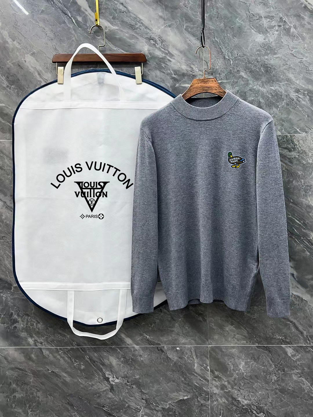 LV原單灰色針織衫男款 微寬鬆舒適版型 鴨子刺繡點綴