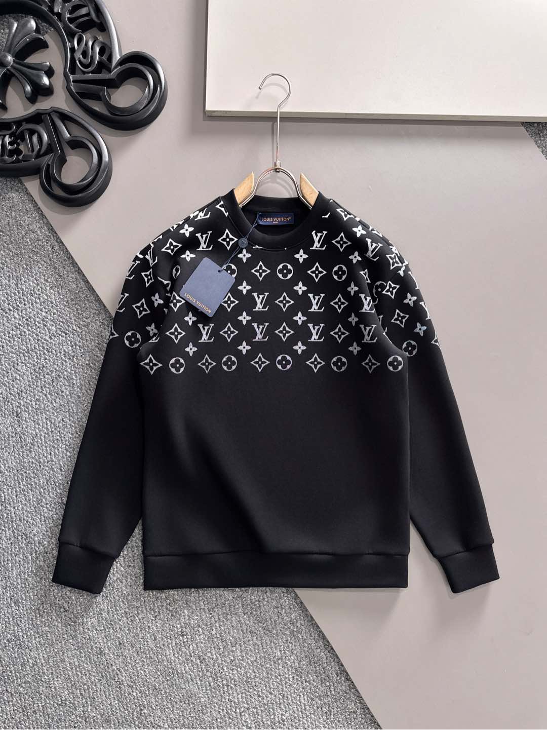 LV高仿黑色圓領衛衣 Monogram漸層Logo簡約時尚設計