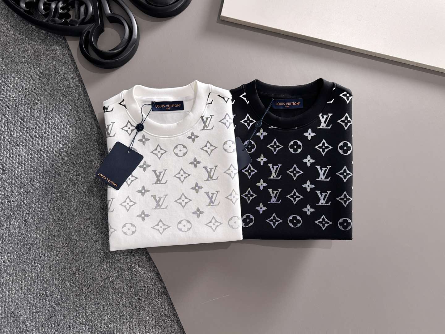 LV高仿黑色圓領衛衣 Monogram漸層Logo簡約時尚設計|超A仿原單精品圖片 13 LV高仿黑色圓領衛衣 Monogram漸層Logo簡約時尚設計|歐美奢侈品精品推薦