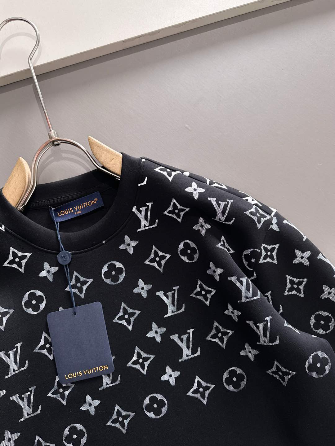 LV高仿黑色圓領衛衣 Monogram漸層Logo簡約時尚設計｜歐美奢侈品精品推薦