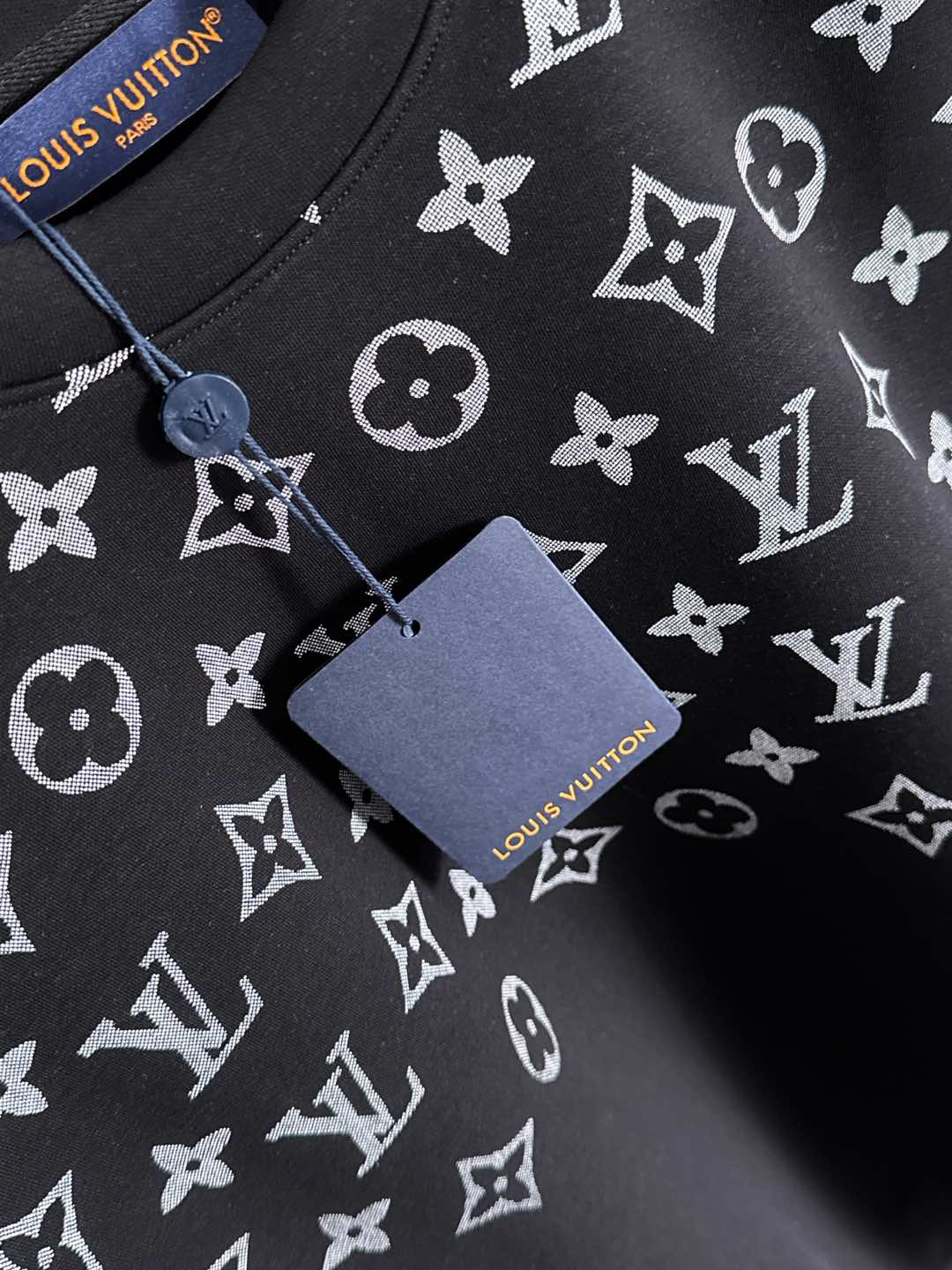 LV高仿黑色圓領衛衣 Monogram漸層Logo簡約時尚設計｜歐美奢侈品精品推薦